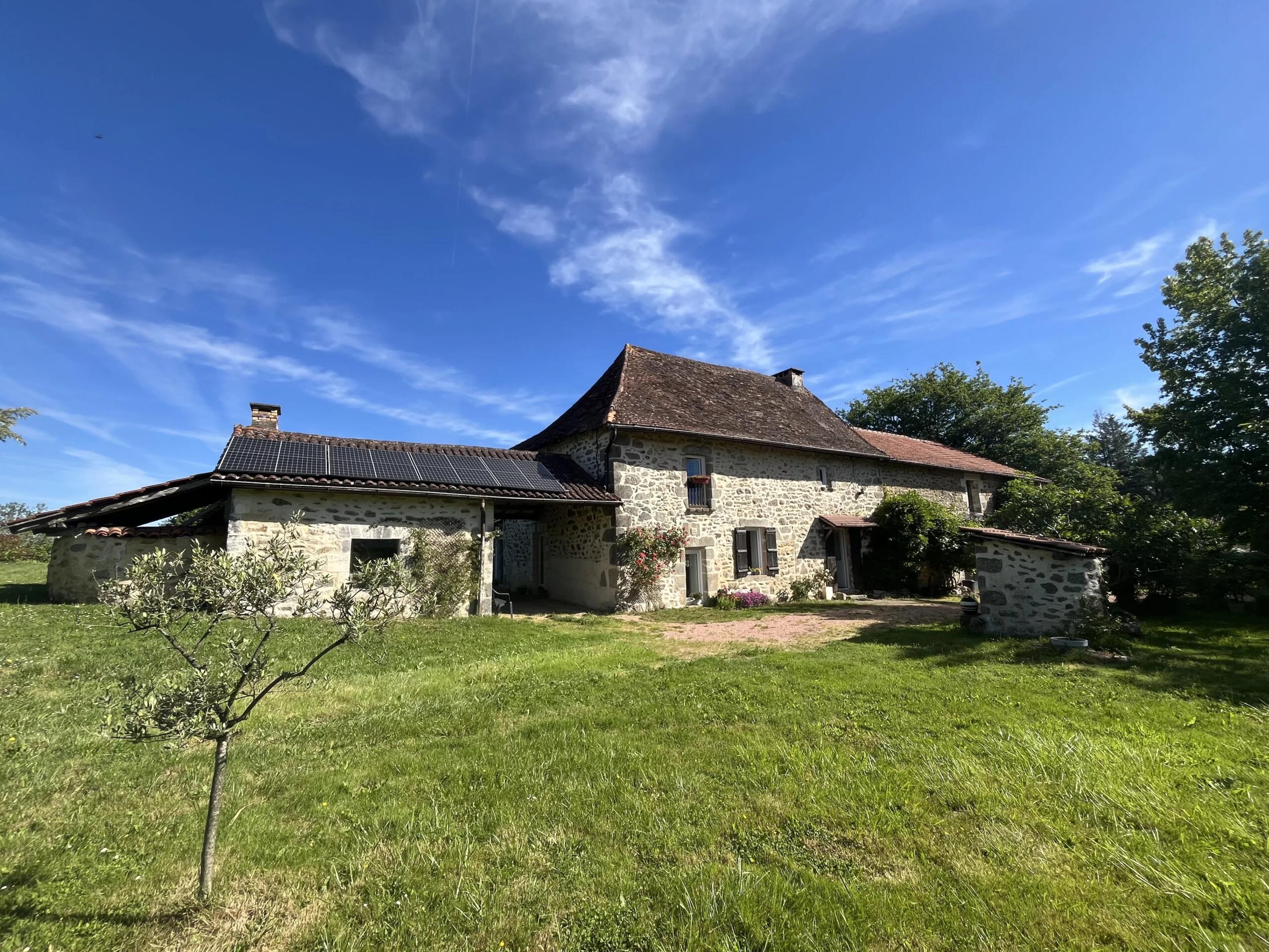 Charming Farmhouse with Stunning Views & Huge Barn, Aquitaine – France – BVI85823