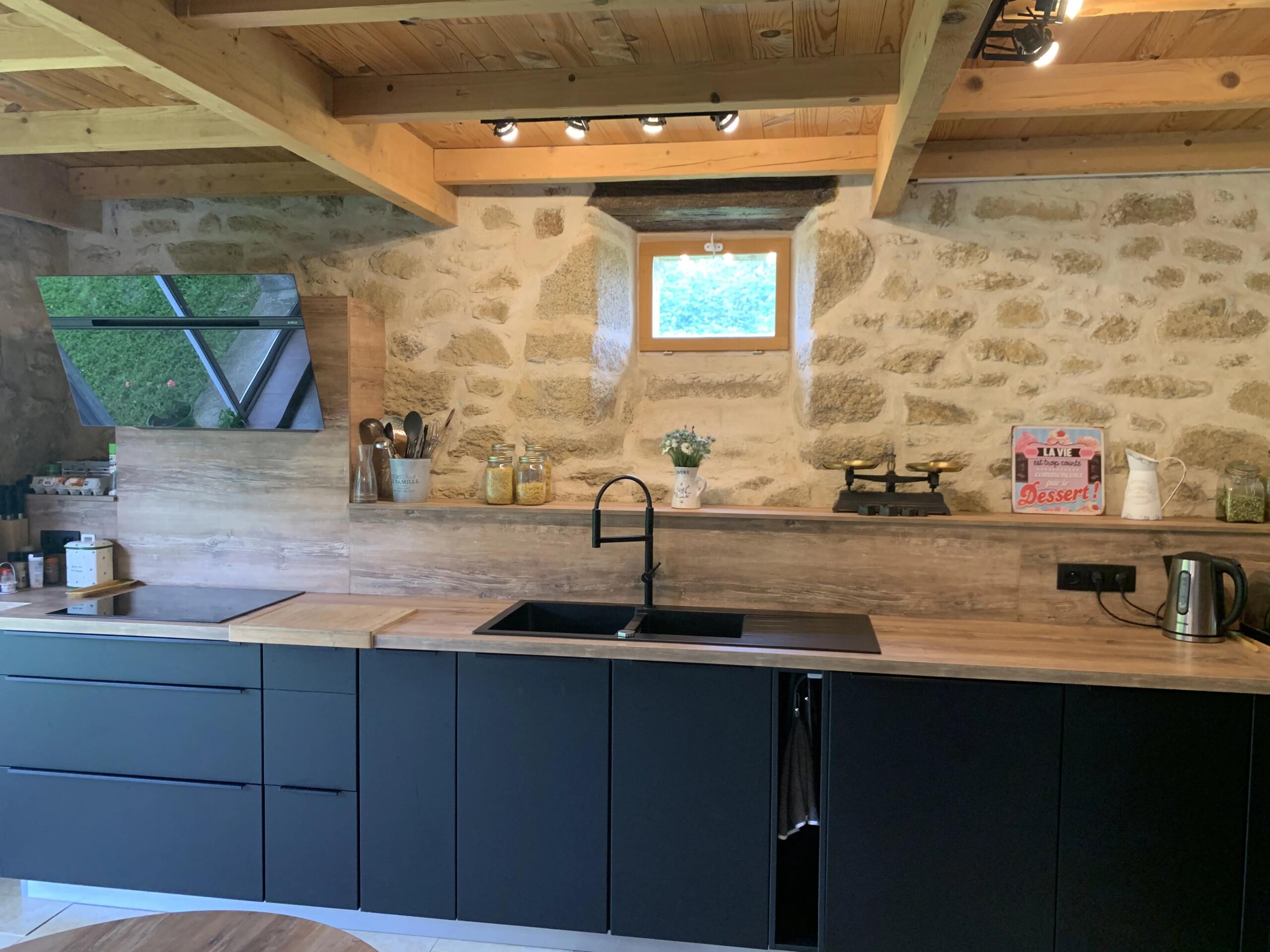 Charming Farmhouse with Stunning Views & Huge Barn, Aquitaine – France – BVI85823