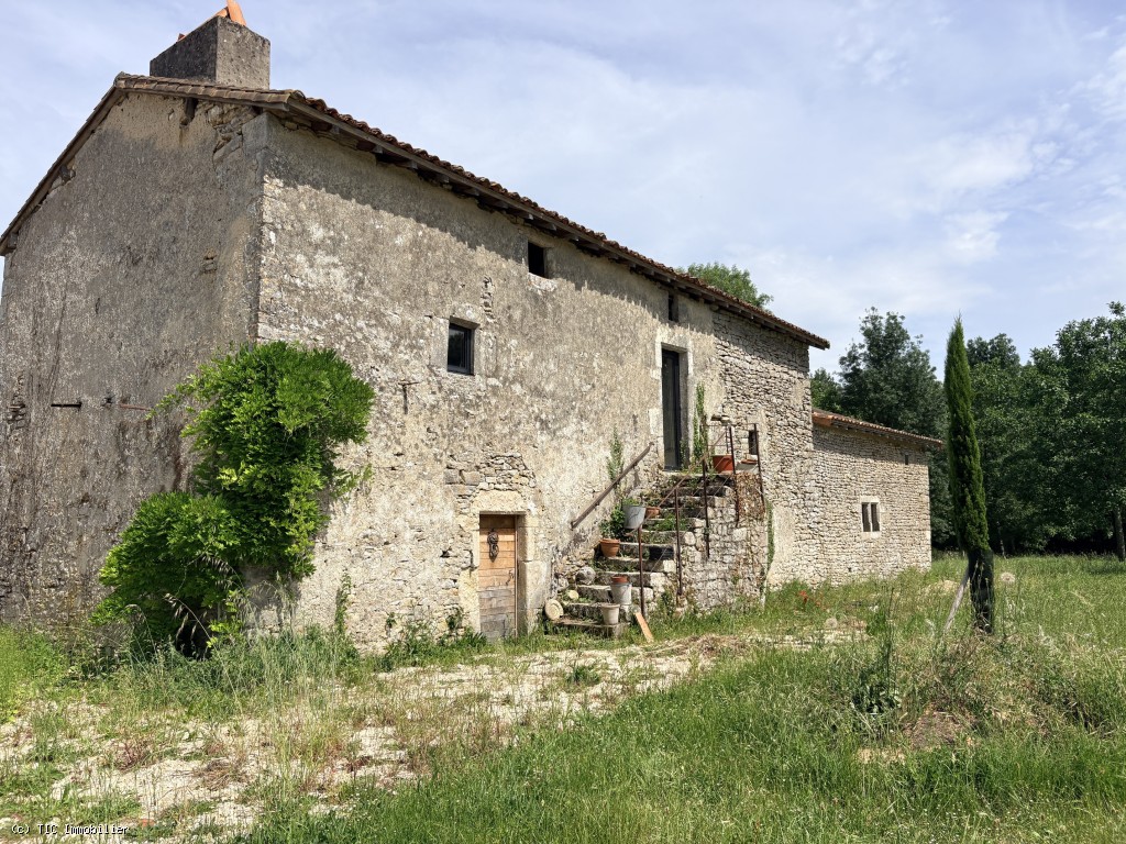 2 bedroom House in Civray, France – r7505