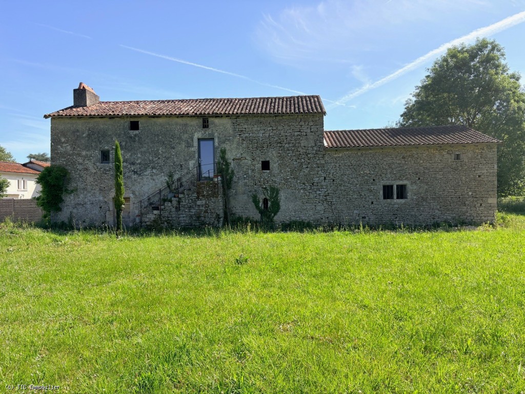 2 bedroom House in Civray, France – r7505