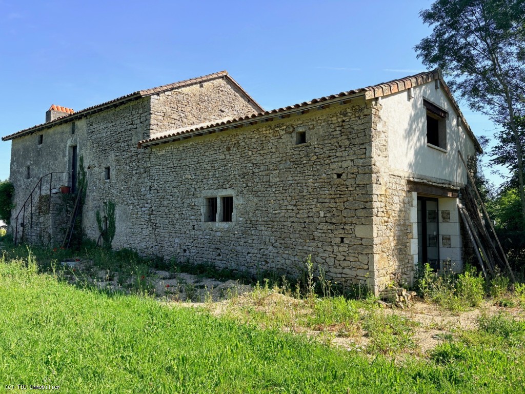 2 bedroom House in Civray, France – r7505