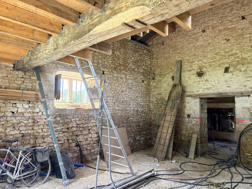 2 bedroom House in Civray, France – r7505