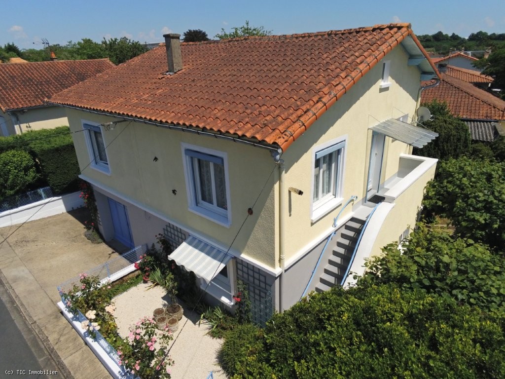 3 bedroom House in Civray, France – r7501