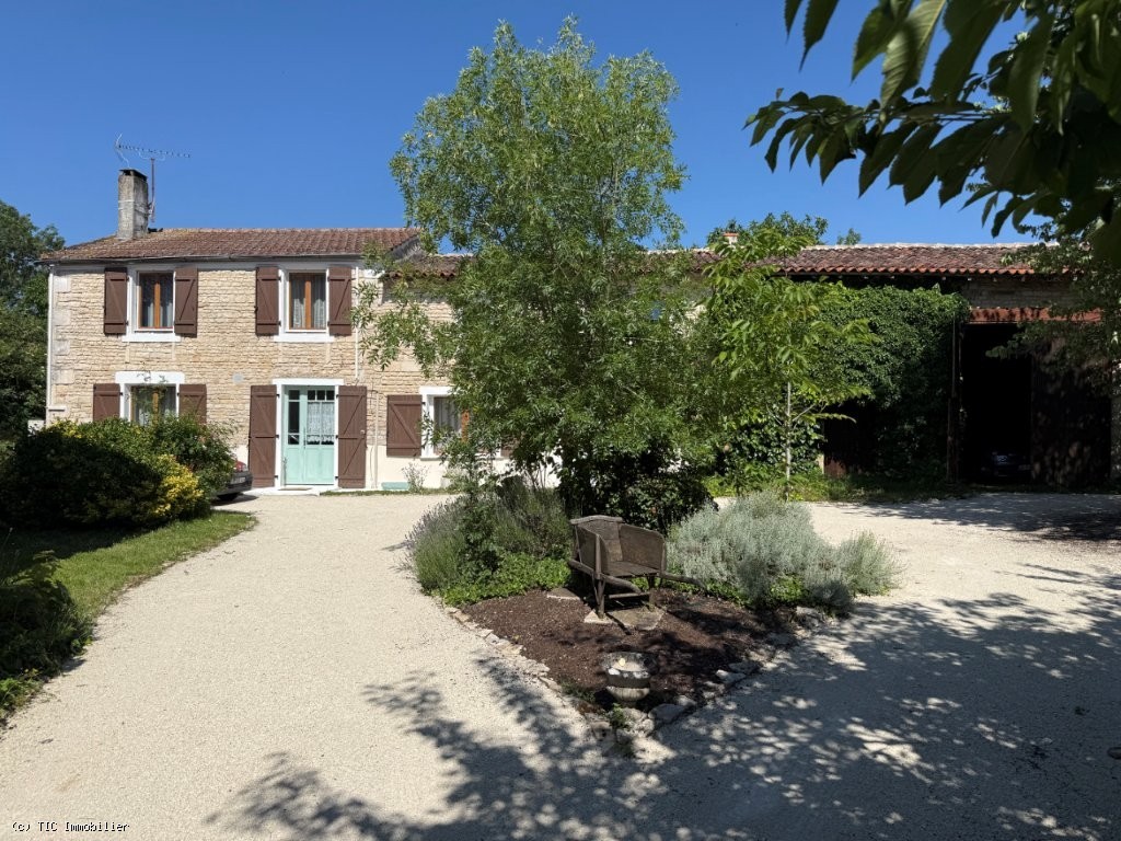 5 bedroom House in Ruffec, France – r7499