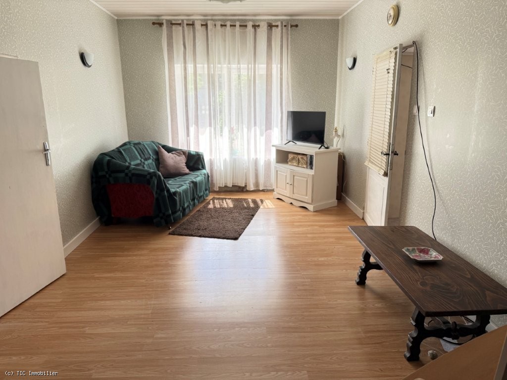 5 bedroom House in Ruffec, France – r7499