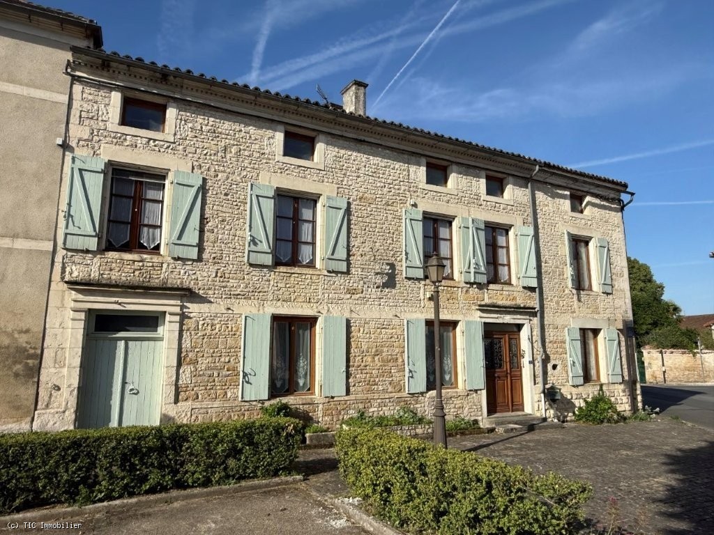 5 bedroom House in Ruffec, France – r7498