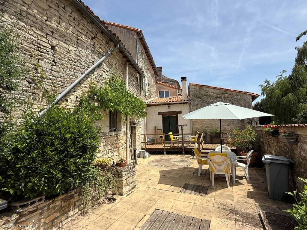 5 bedroom House in Ruffec, France – r7498