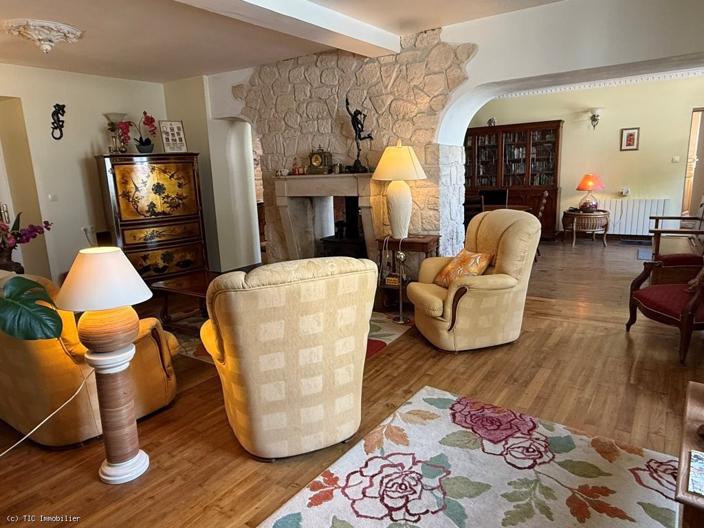 5 bedroom House in Ruffec, France – r7498