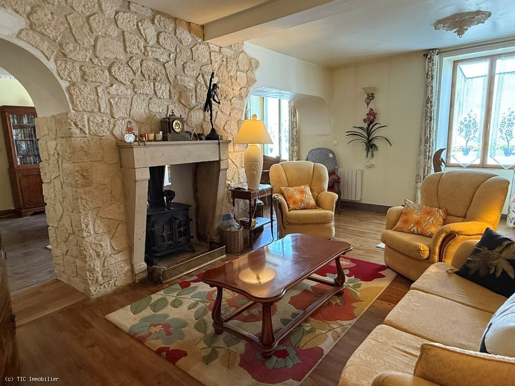 5 bedroom House in Ruffec, France – r7498
