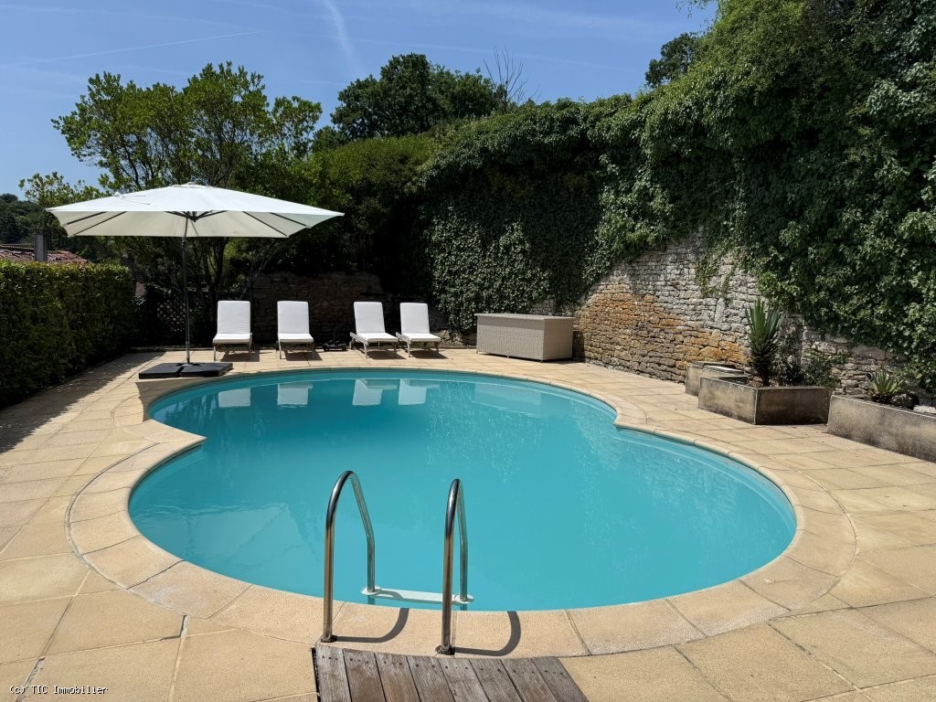 6 bedroom House in Nanteuil-En-Vallee, Nanteuil-En-Vallée, France – r7493