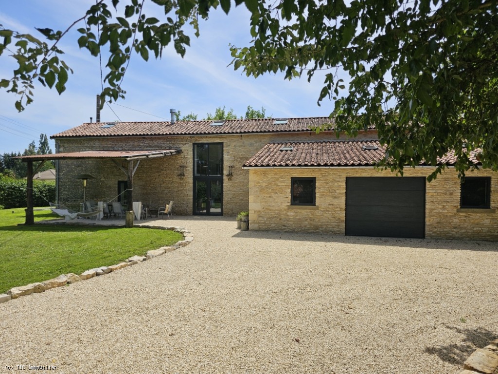 4 bedroom House in Charroux, France – r7465