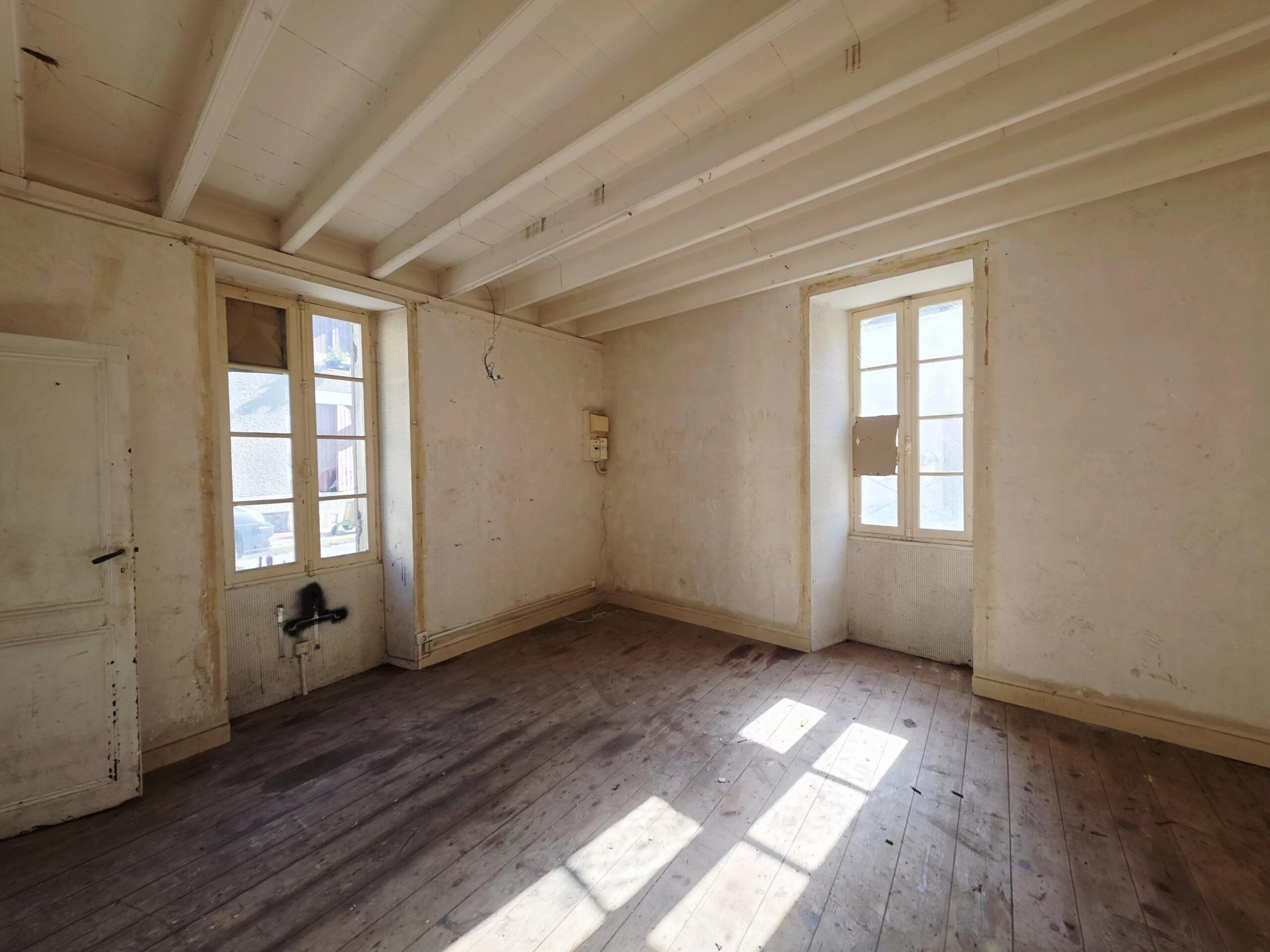 Monségur, Village House with 3 Bedrooms and Excellent Potential, Aquitaine – France – BVI83915