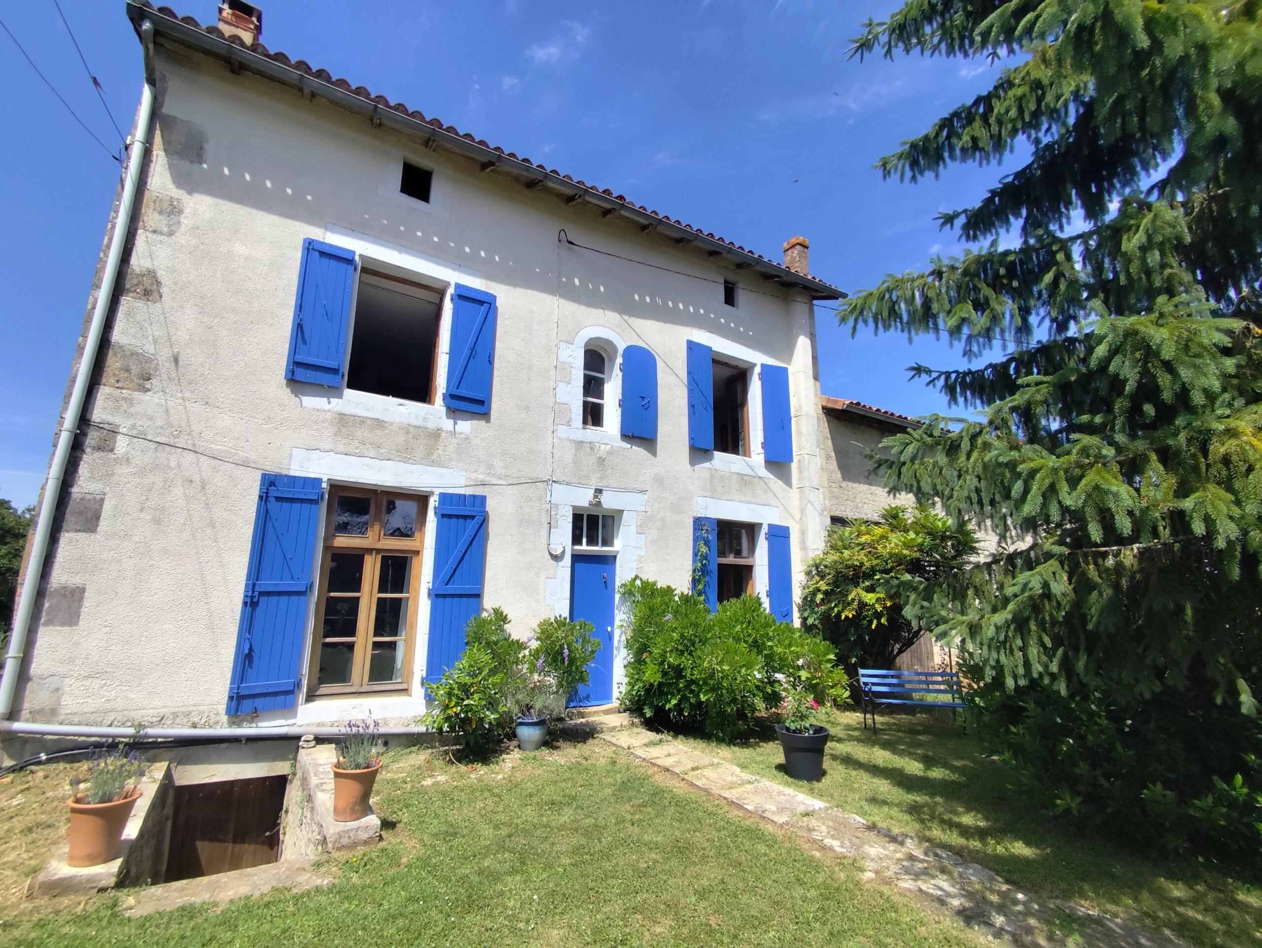 Pretty 3 bedroom cottage with large garden and barn close to Civray, Poitou-Charentes – France – BVI84487