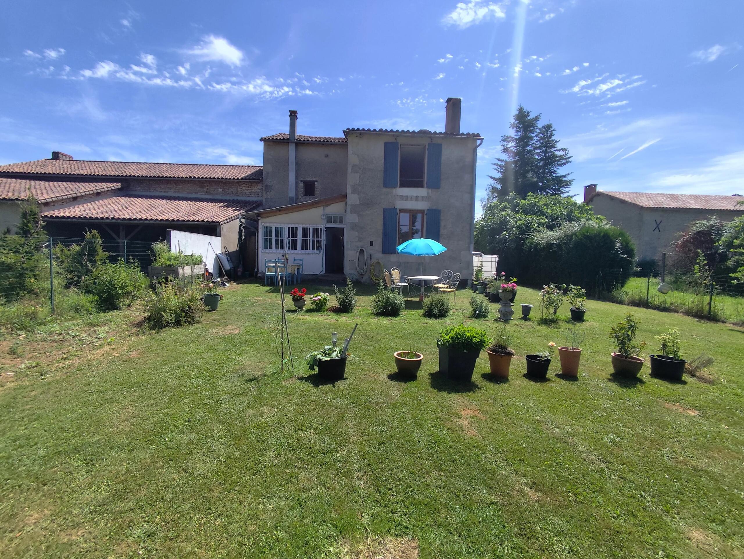 Pretty 3 bedroom cottage with large garden and barn close to Civray, Poitou-Charentes – France – BVI84487