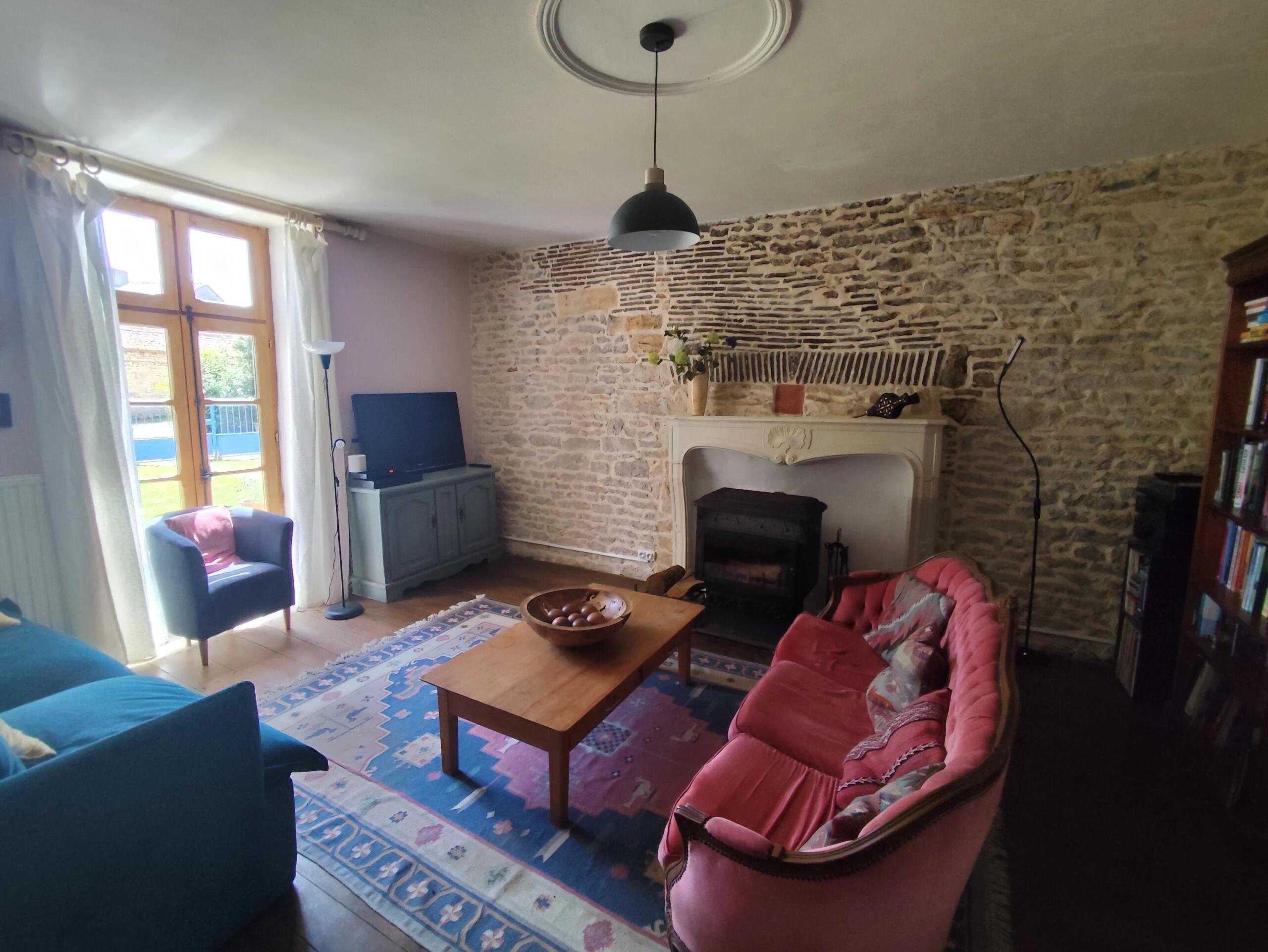 Pretty 3 bedroom cottage with large garden and barn close to Civray, Poitou-Charentes – France – BVI84487