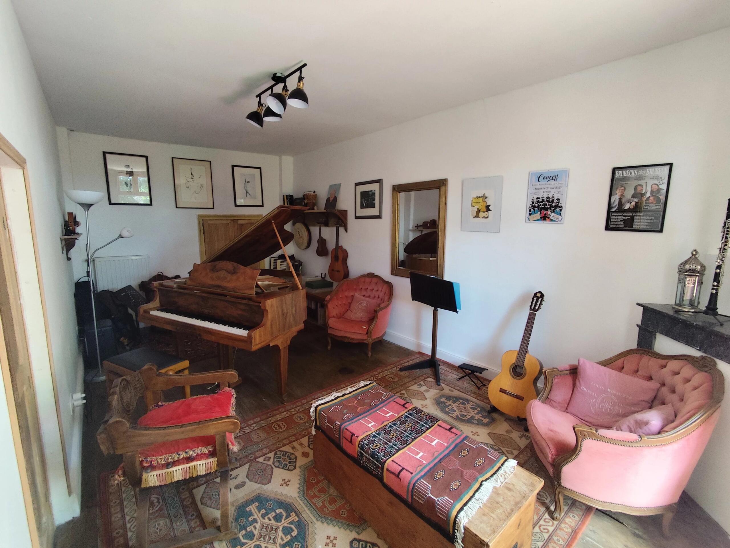 Pretty 3 bedroom cottage with large garden and barn close to Civray, Poitou-Charentes – France – BVI84487