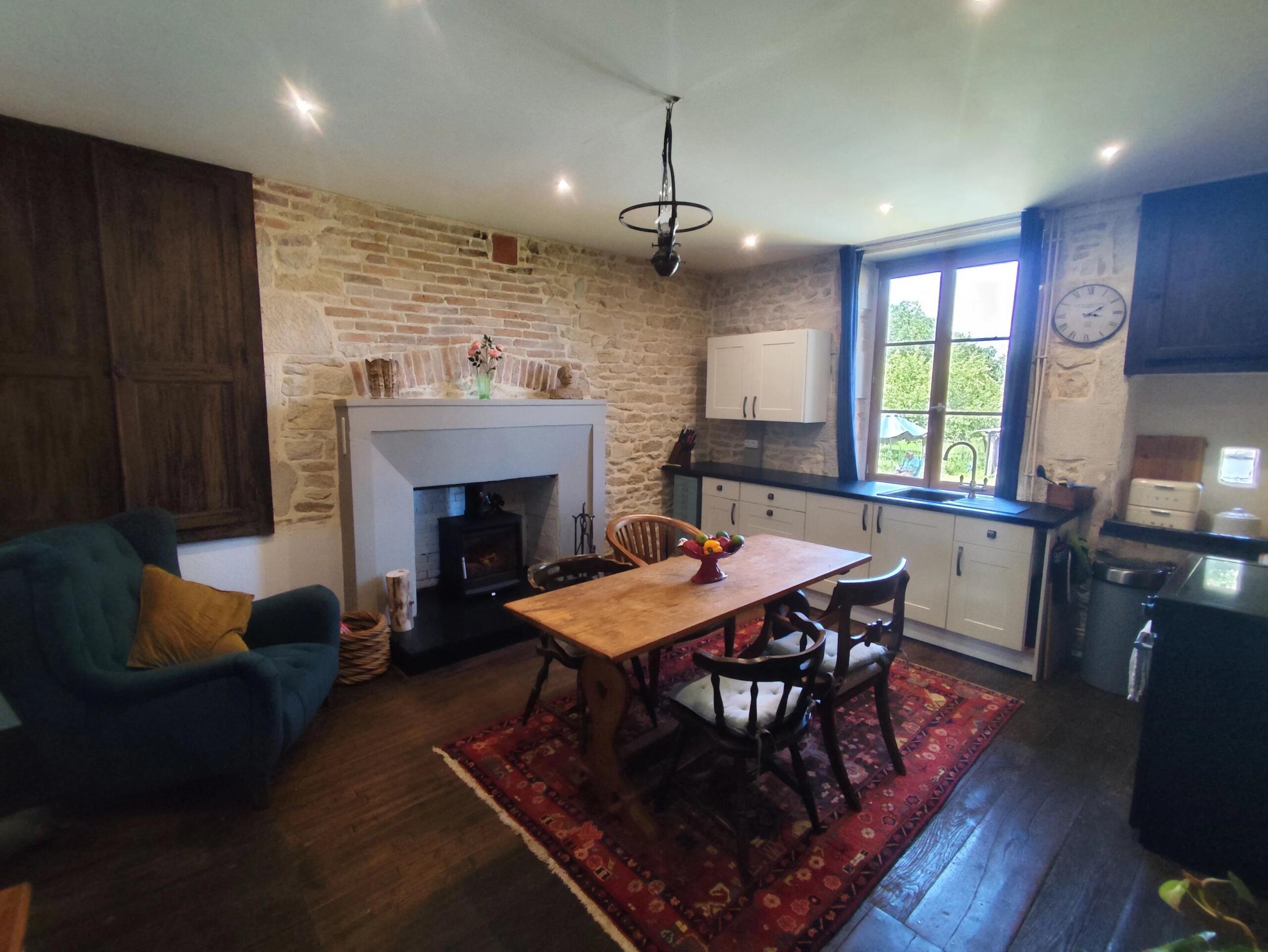 Pretty 3 bedroom cottage with large garden and barn close to Civray, Poitou-Charentes – France – BVI84487