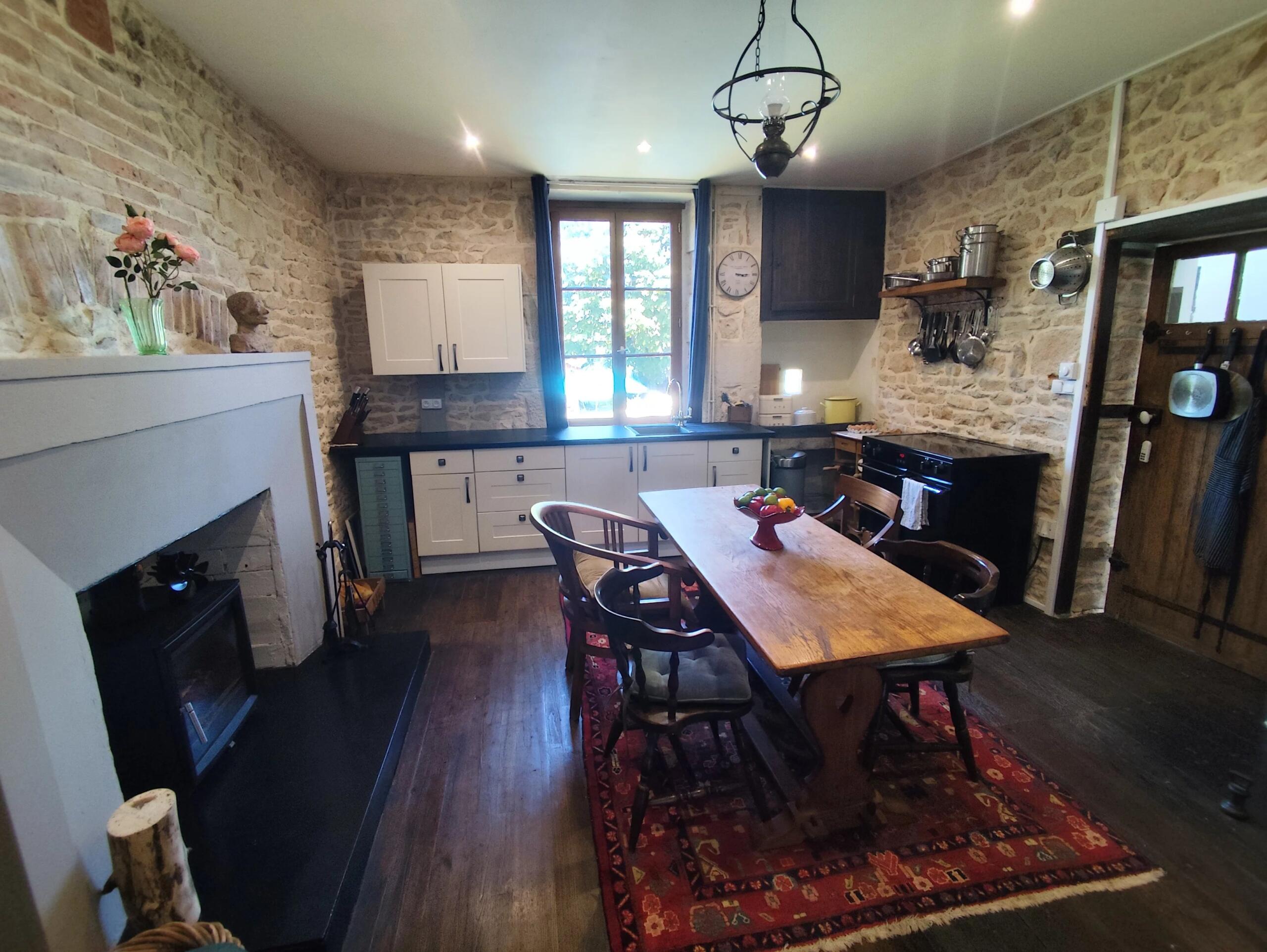 Pretty 3 bedroom cottage with large garden and barn close to Civray, Poitou-Charentes – France – BVI84487