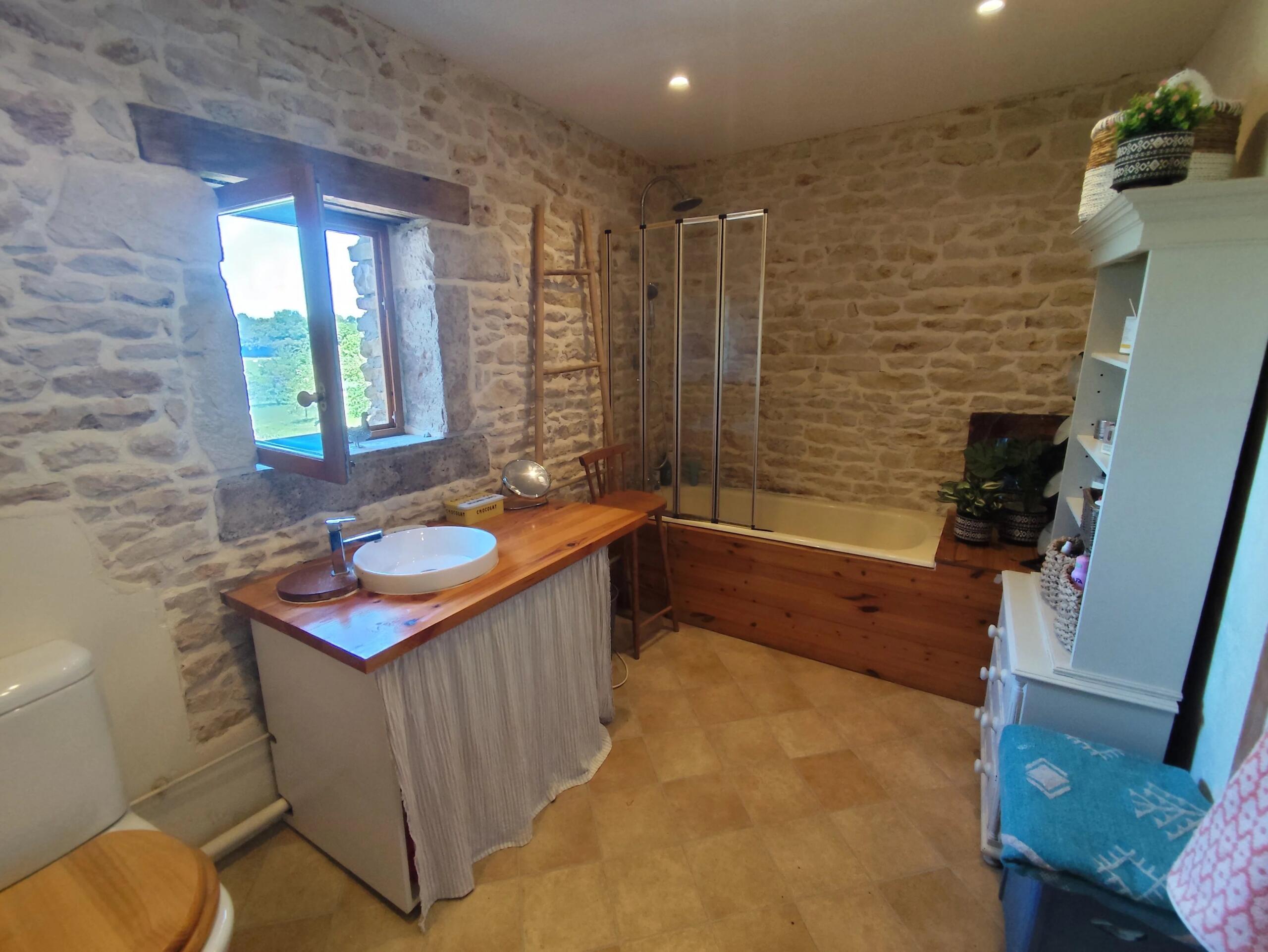 Pretty 3 bedroom cottage with large garden and barn close to Civray, Poitou-Charentes – France – BVI84487