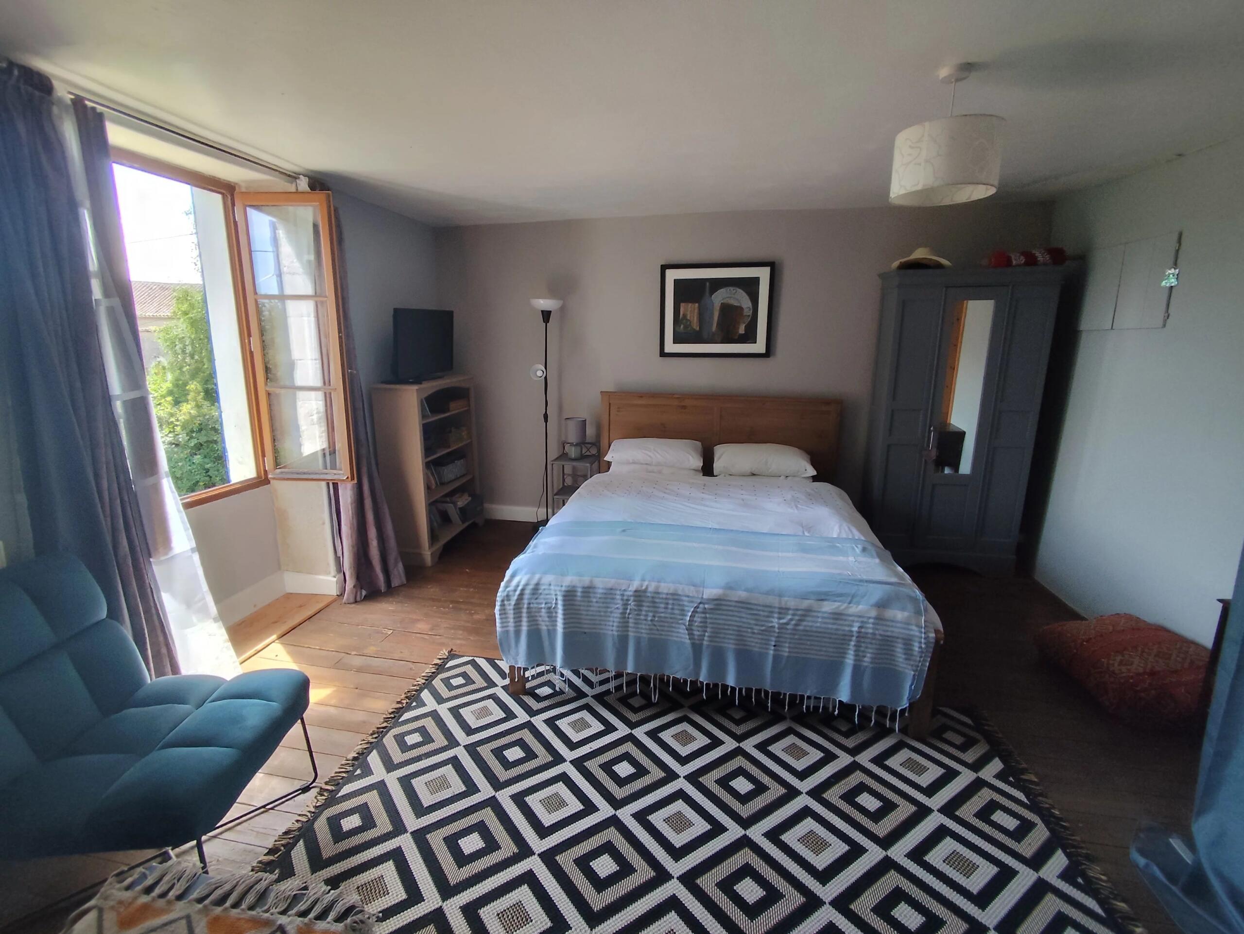 Pretty 3 bedroom cottage with large garden and barn close to Civray, Poitou-Charentes – France – BVI84487