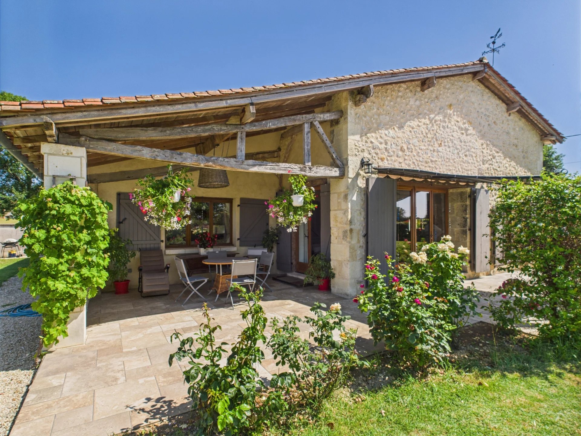 2 houses with open countryside views close to Aubeterre-Sur-Dronne, Poitou-Charentes – France – BVI79706