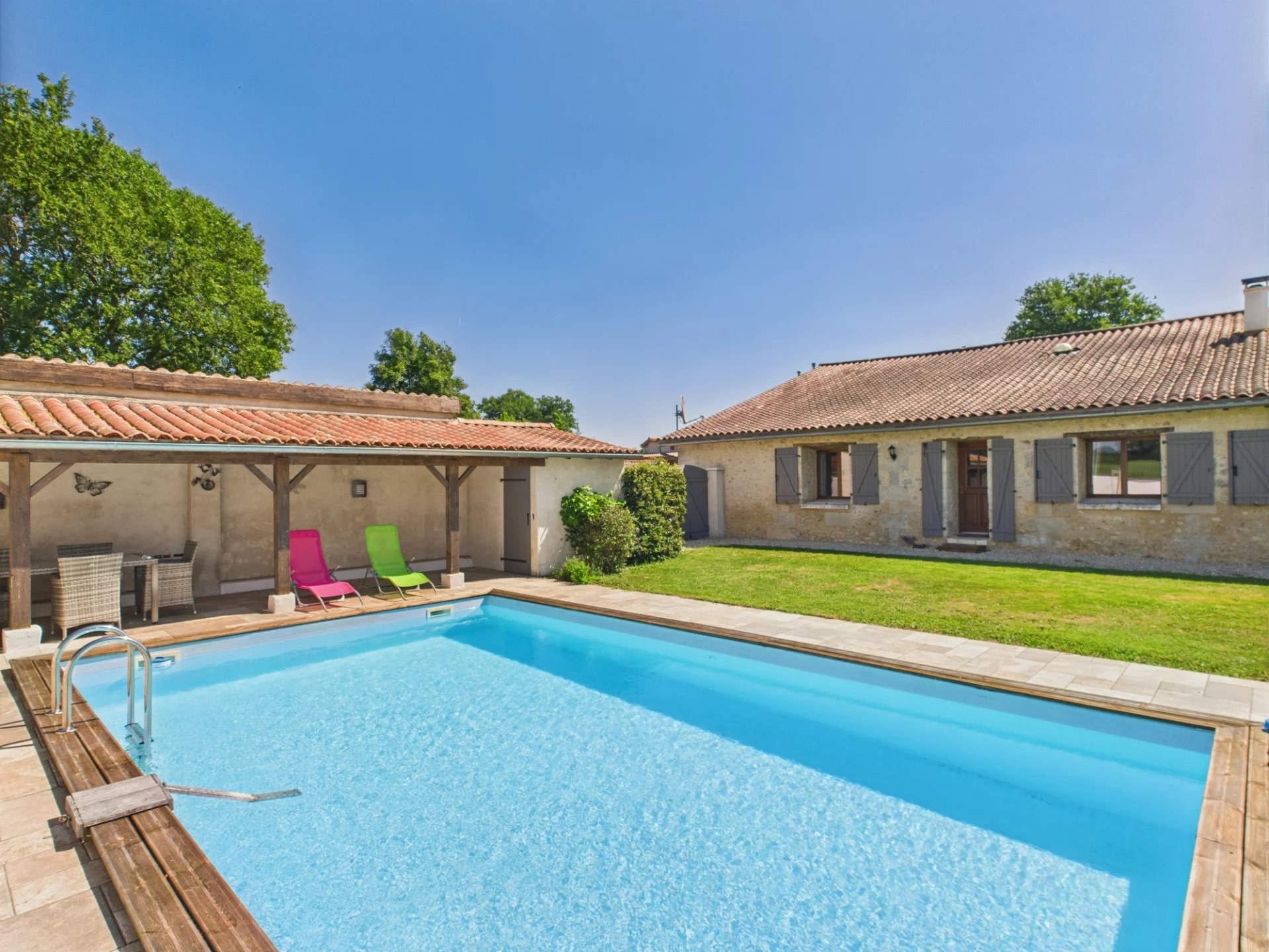 2 houses with open countryside views close to Aubeterre-Sur-Dronne, Poitou-Charentes – France – BVI79706
