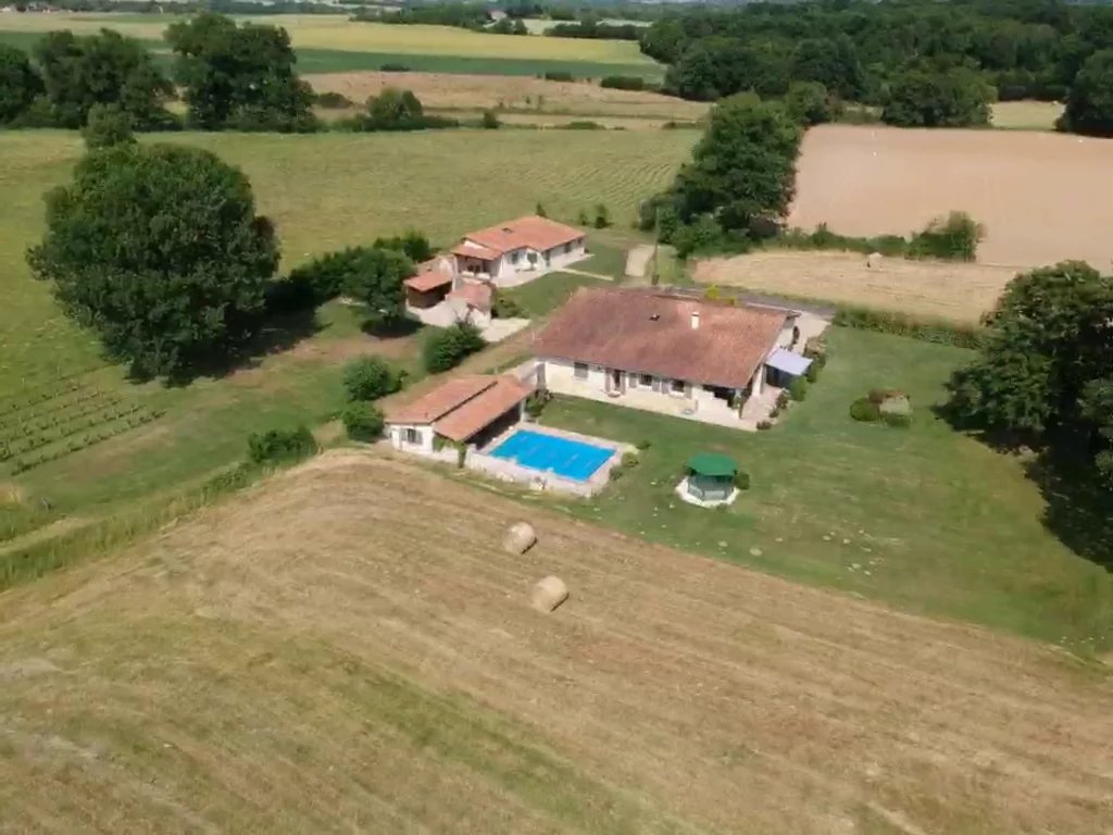 2 houses with open countryside views close to Aubeterre-Sur-Dronne, Poitou-Charentes – France – BVI79706