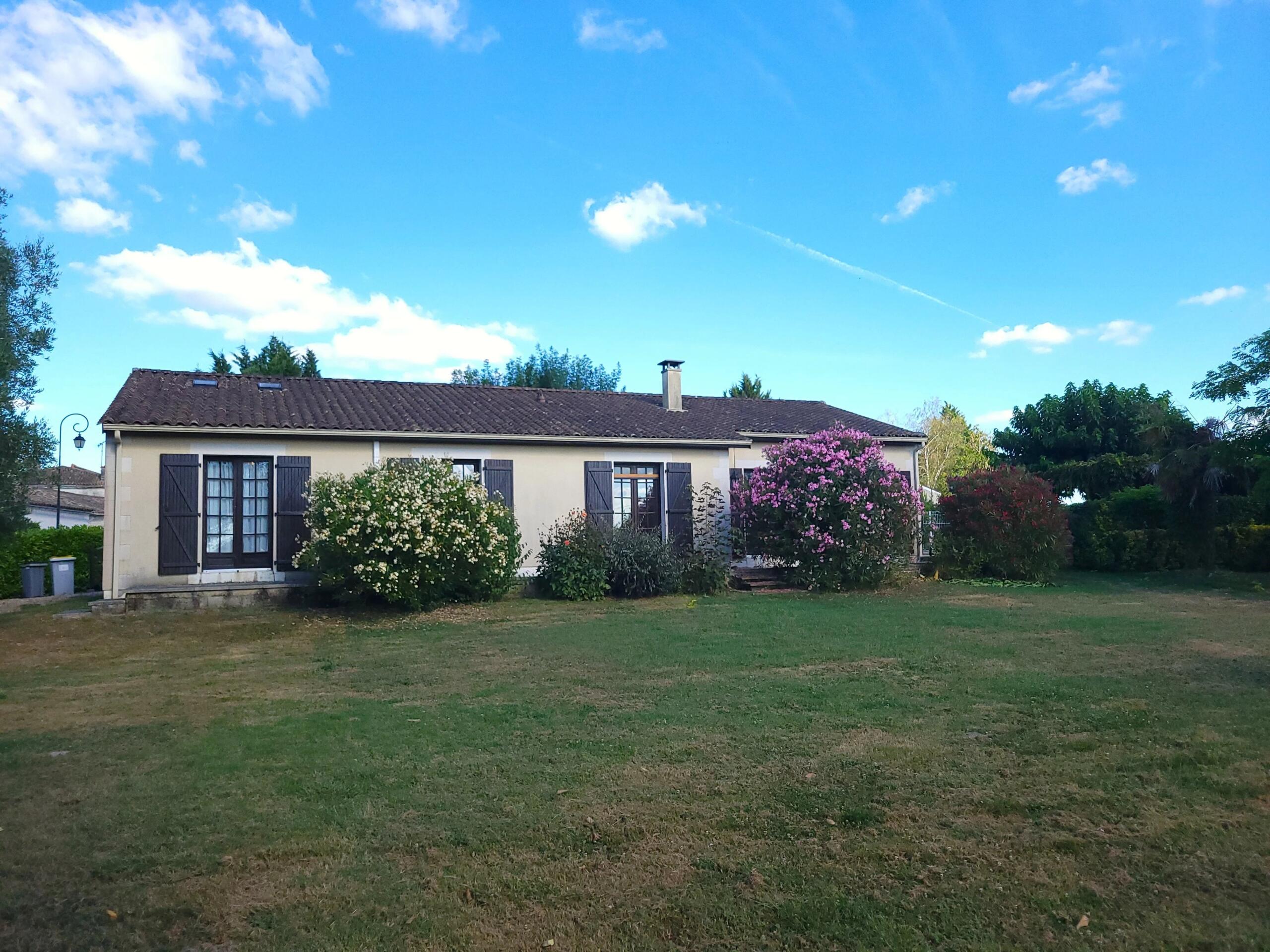 Immaculately presented 3-4 bedroom village home with pool, Aquitaine – France – BVI76830