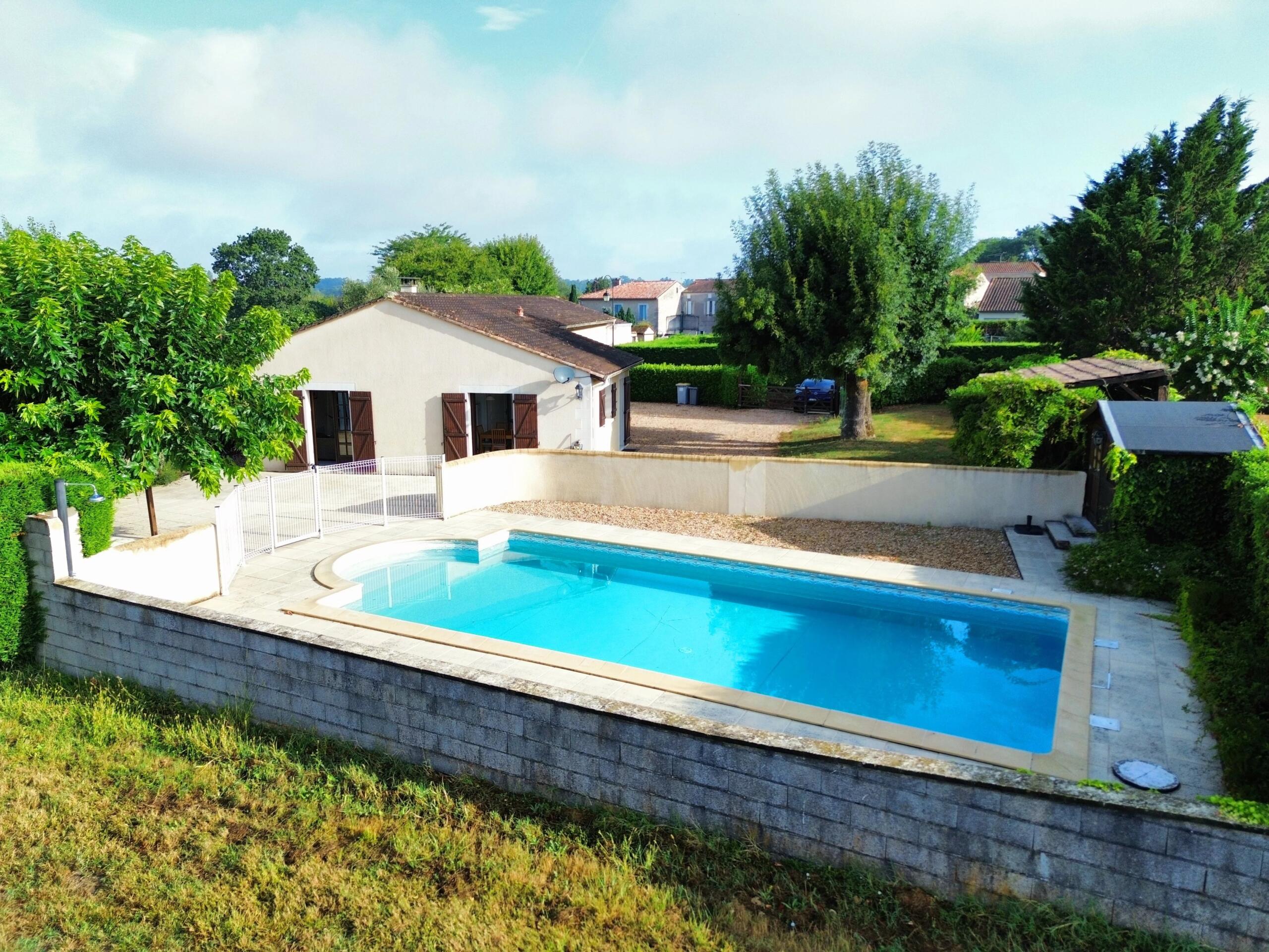 Immaculately presented 3-4 bedroom village home with pool, Aquitaine – France – BVI76830