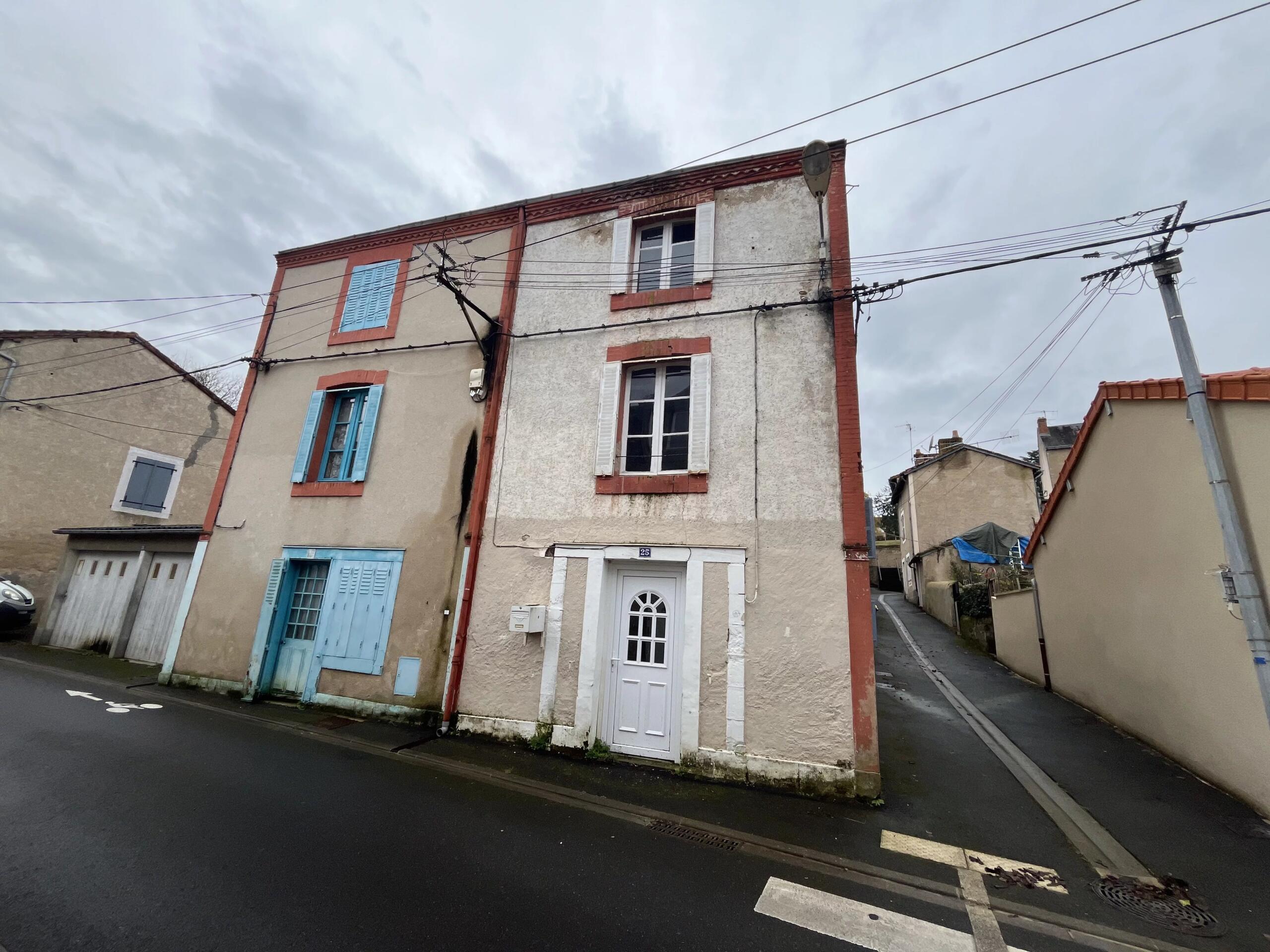 Superb end terrace with garden in the heart of a historic town, Poitou-Charentes – France – BVI84582