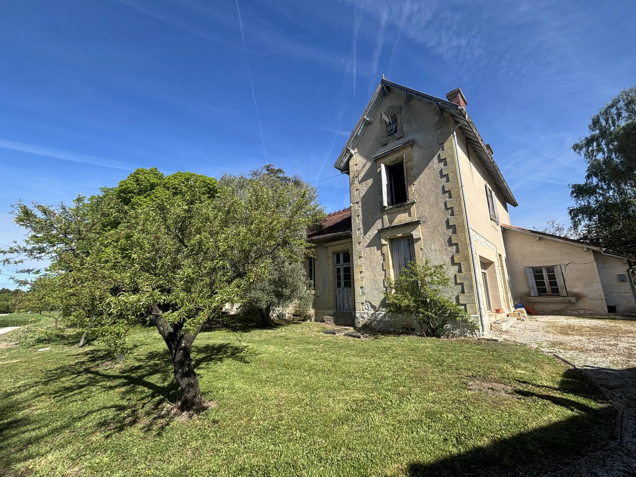 Large Character House for Total Renovation in Quiet Setting, Aquitaine – France – BVI85366