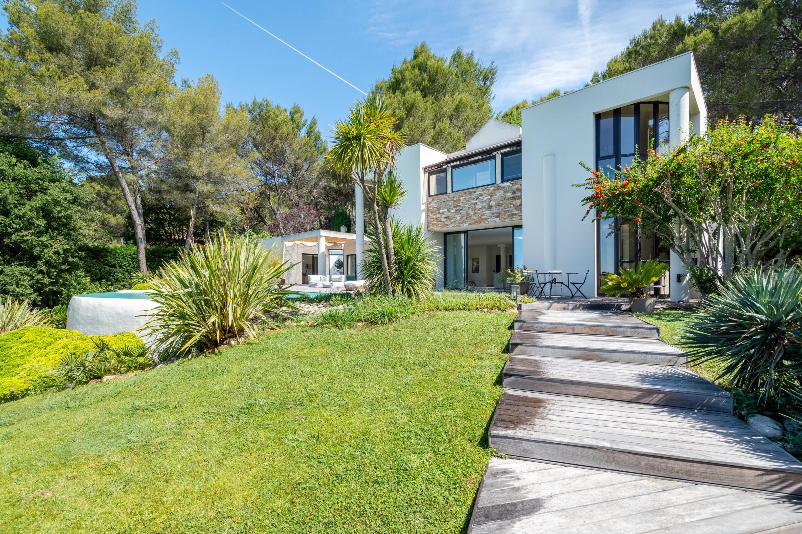 Éguilles – Exceptional Contemporary Property with Panoramic Views, Infinity Pool and 2,700 sqm Landscaped Grounds, Provence-Alpes-Côte d’Azur – France – BVI85868