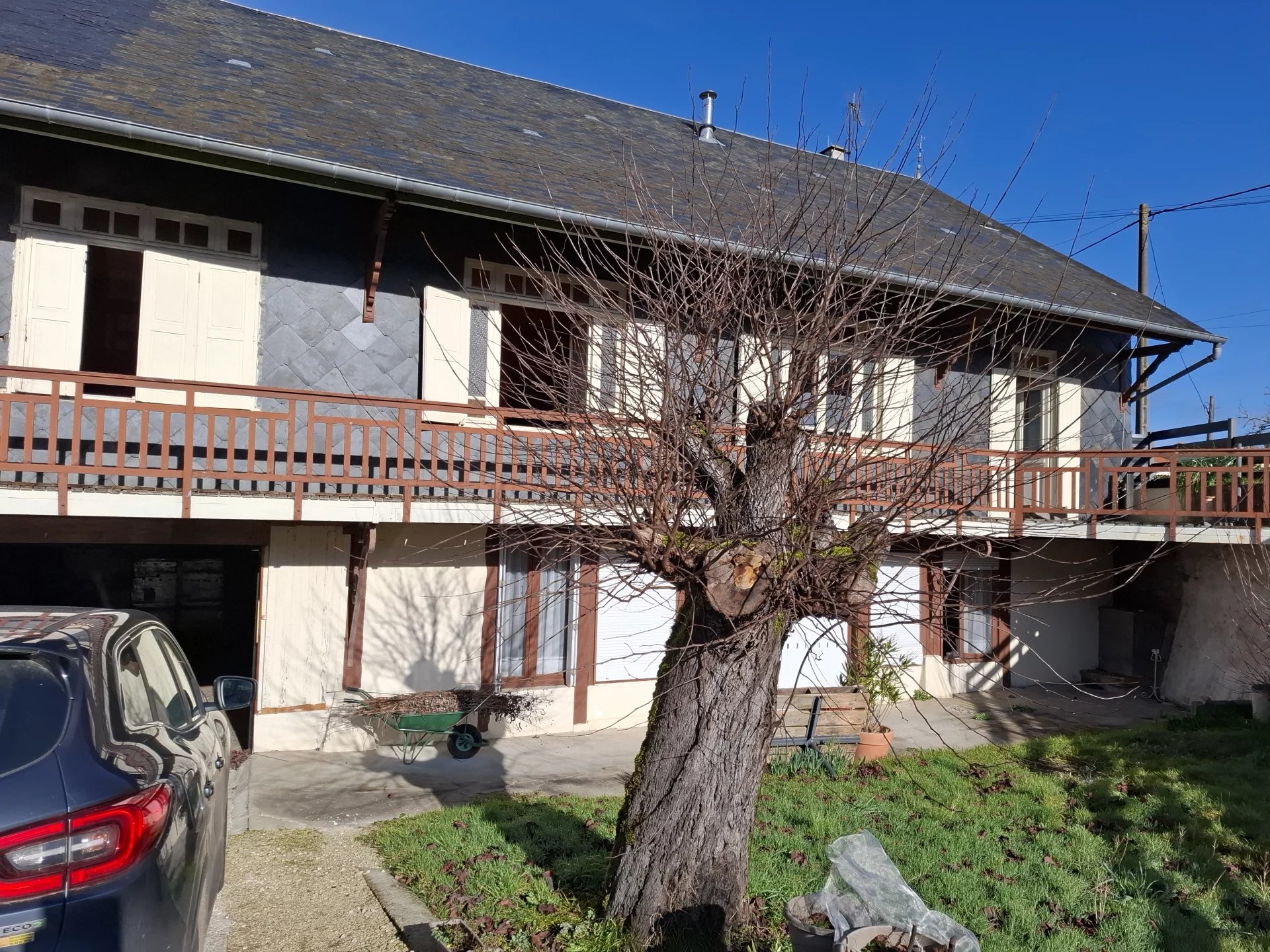 Spacious Chalet with additional land, close to centre of popular market town, Poitou-Charentes – France – BVI79674