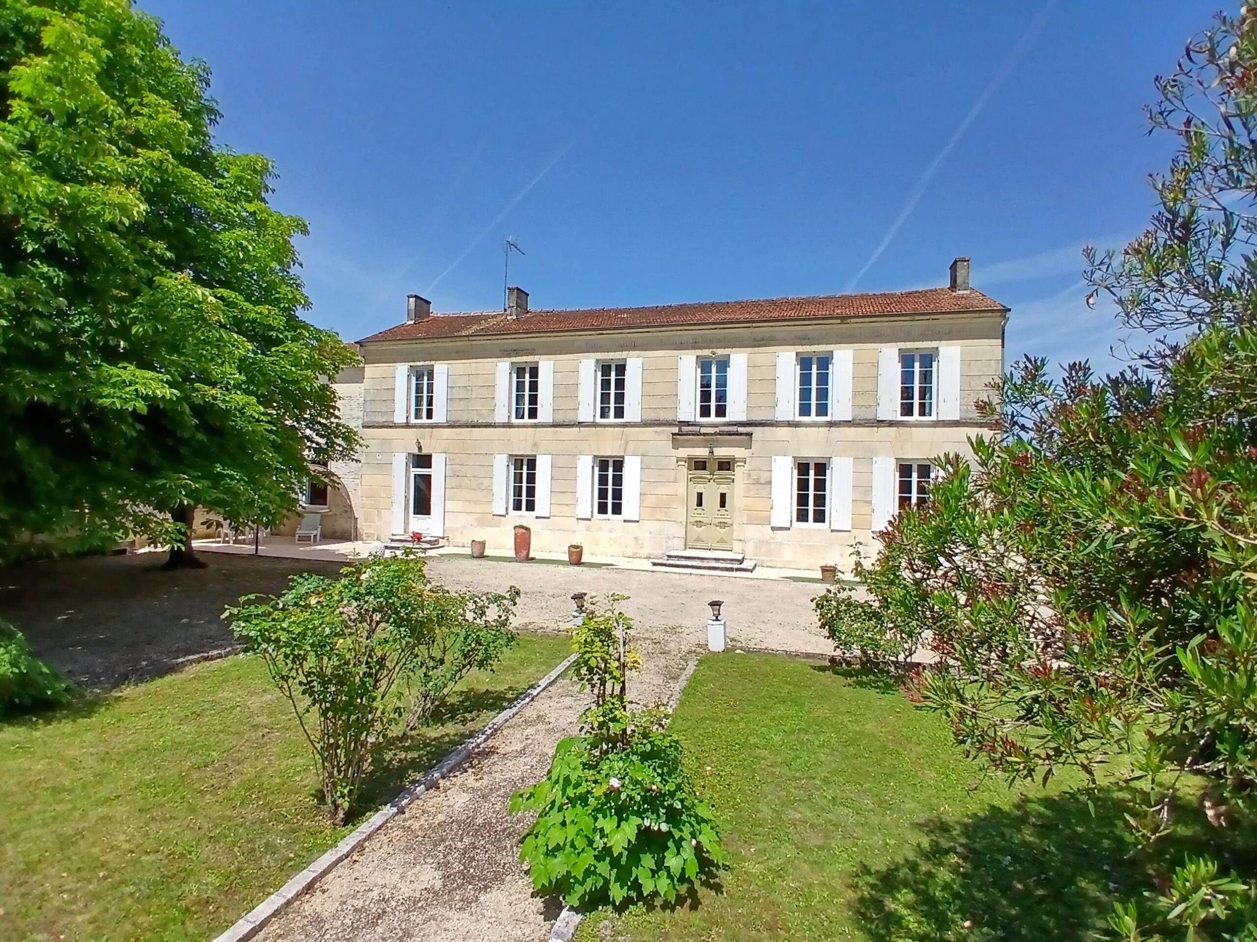 Charming Charentaise home set in beautiful grounds with large outbuilding, Poitou-Charentes – France – BVI85700