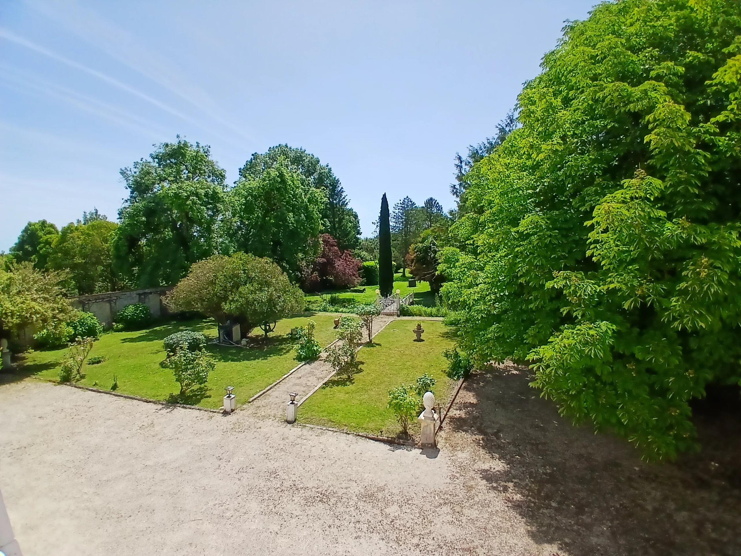 Charming Charentaise home set in beautiful grounds with large outbuilding, Poitou-Charentes – France – BVI85700