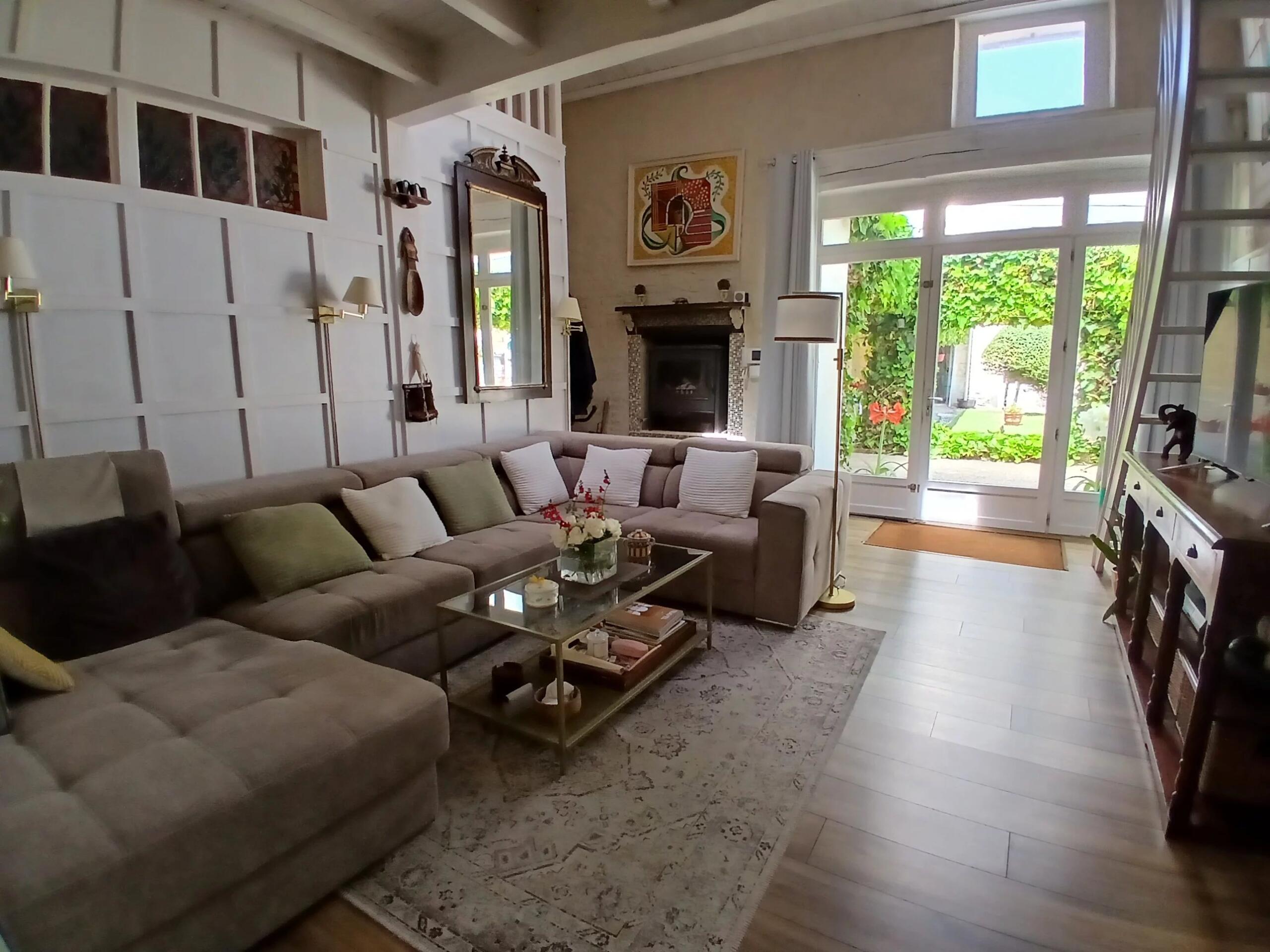 Charming Charentaise home set in beautiful grounds with large outbuilding, Poitou-Charentes – France – BVI85700
