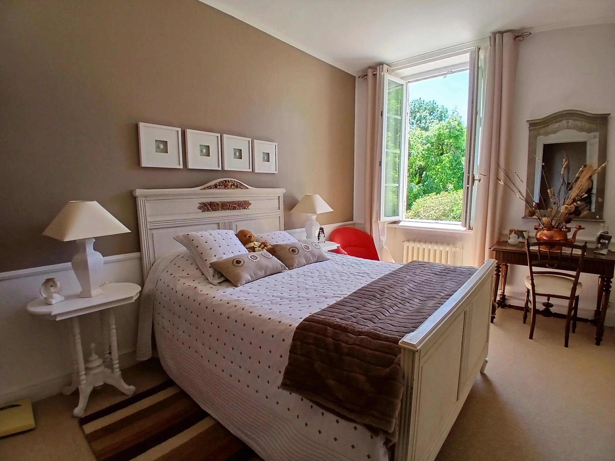Charming Charentaise home set in beautiful grounds with large outbuilding, Poitou-Charentes – France – BVI85700