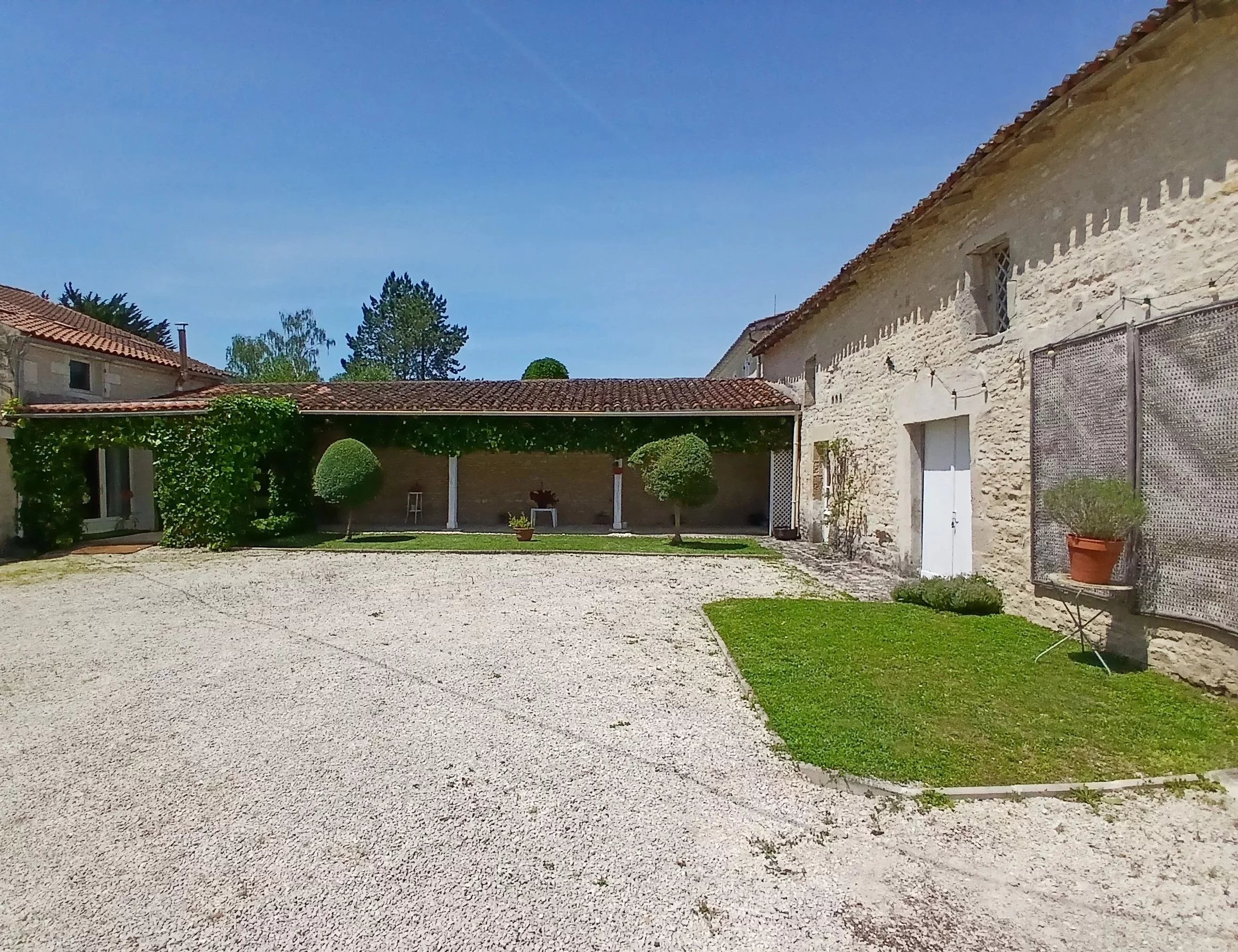 Charming Charentaise home set in beautiful grounds with large outbuilding, Poitou-Charentes – France – BVI85700