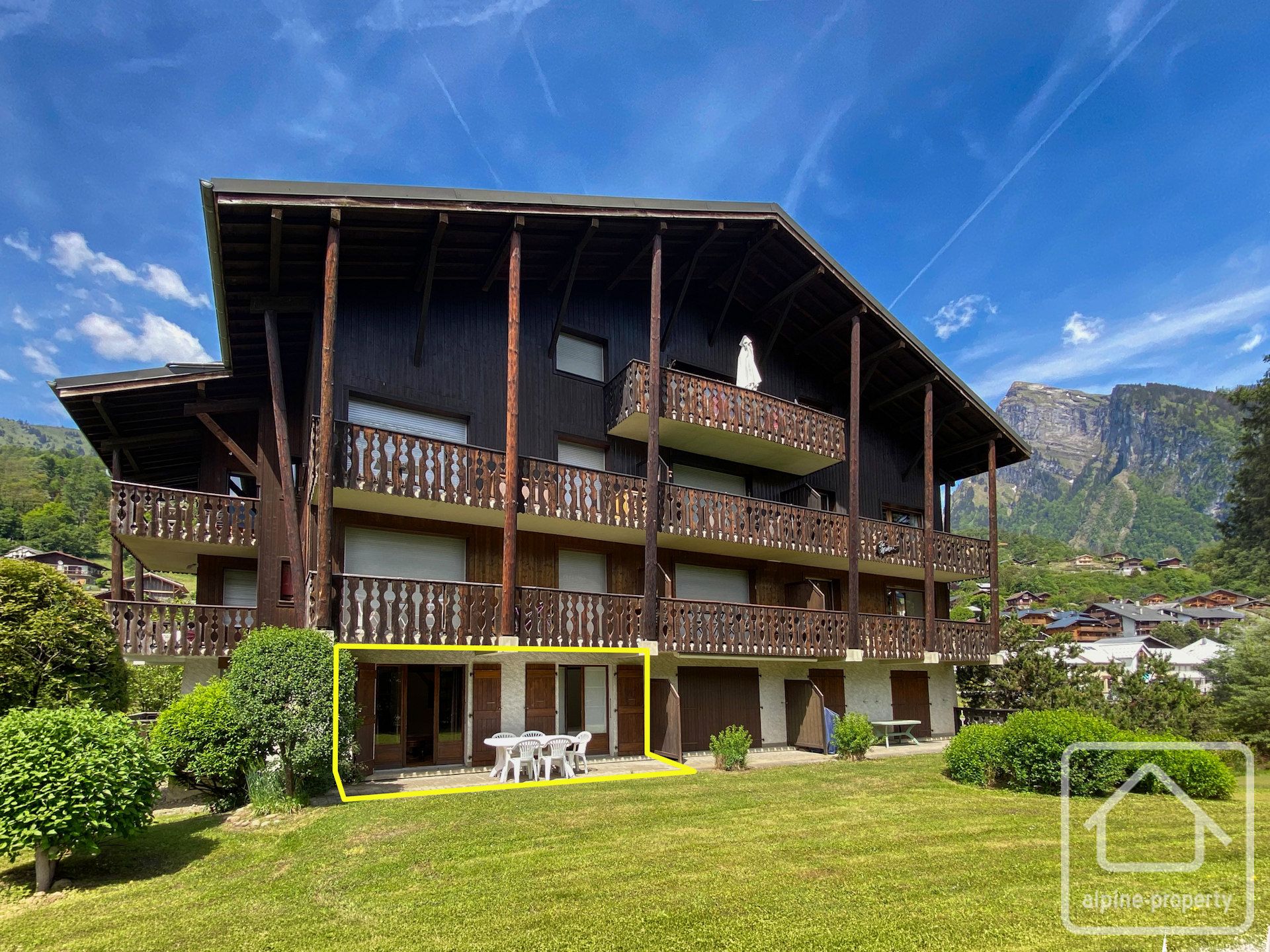 A Delightful 41m² 1 Bedroom Ground-floor Apartment In Samoëns, Steps From The Ski Bus, Featuring A Terrace, Cellar, And Shared Parking. – MELEZESAM