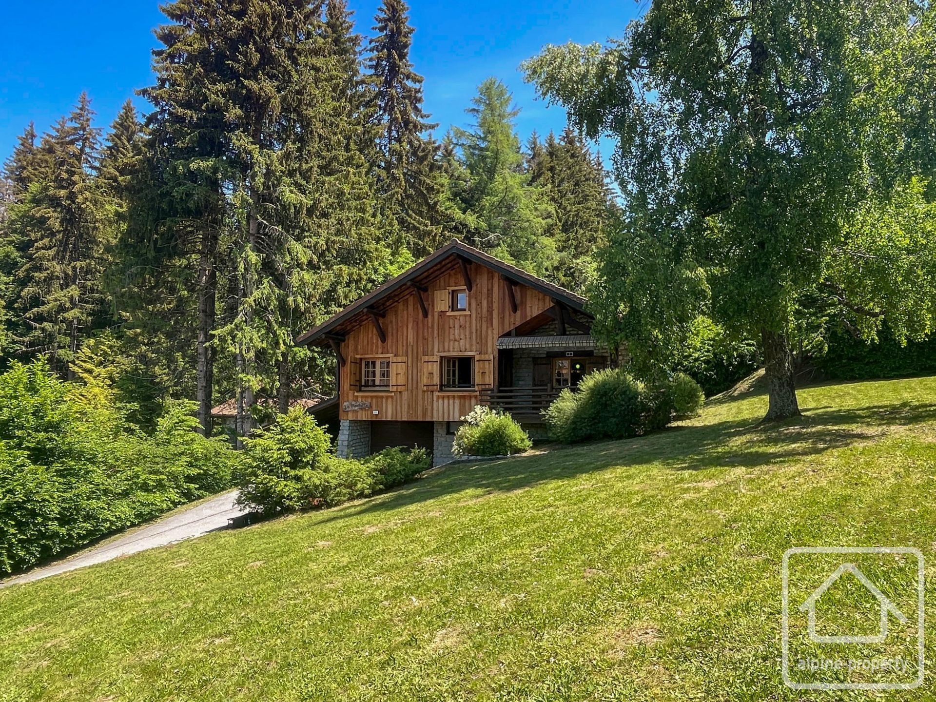 7-bedroom Chalet With 3 Bathrooms, Garage, Carport And Garden, At The Foot Of The Télécabine. – MERLETTE