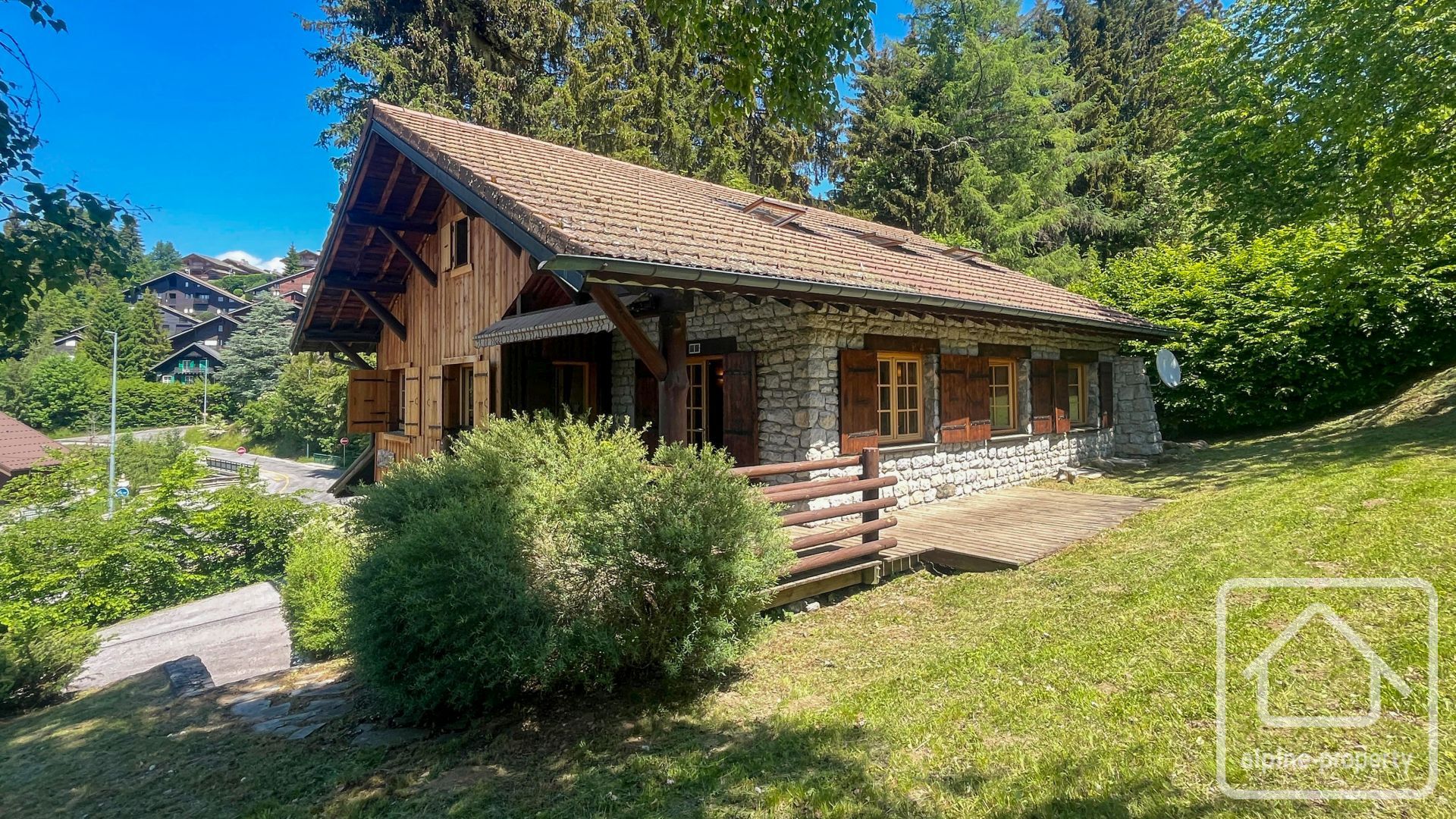 7-bedroom Chalet With 3 Bathrooms, Garage, Carport And Garden, At The Foot Of The Télécabine. – MERLETTE