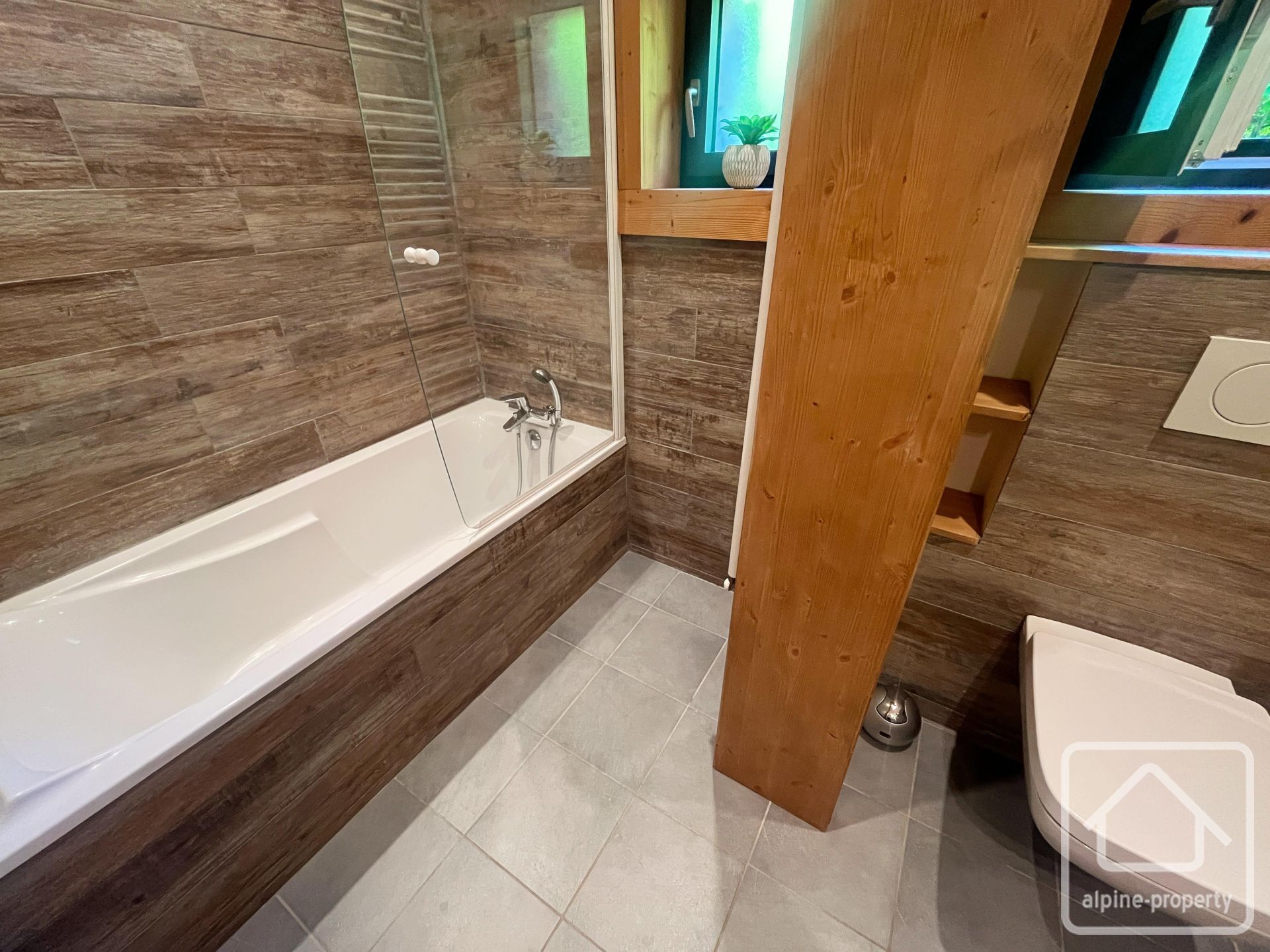 7-bedroom Chalet With 3 Bathrooms, Garage, Carport And Garden, At The Foot Of The Télécabine. – MERLETTE