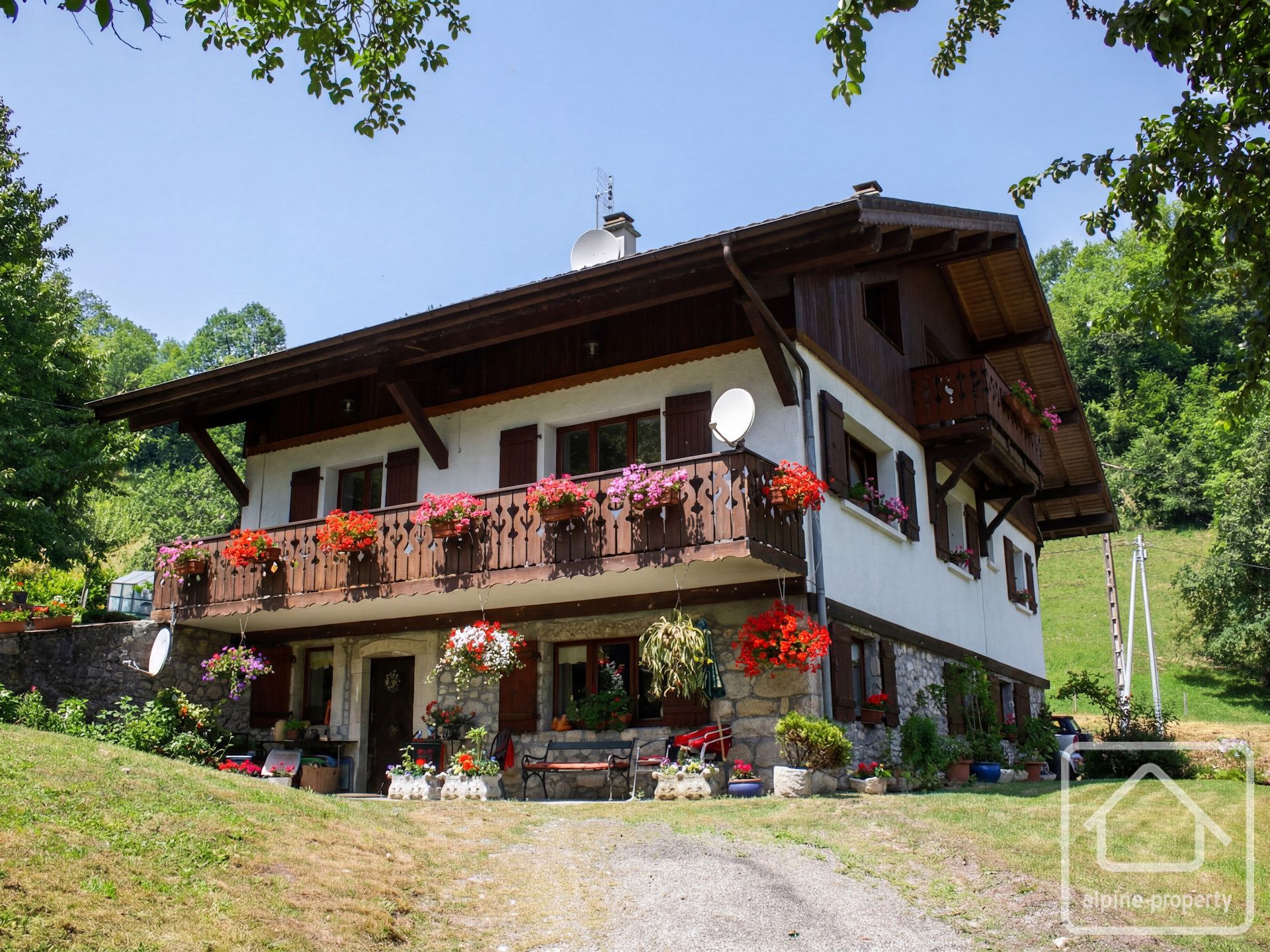 A Property In A Peaceful Setting With Generous Living Space Across Three Apartments, Ideal For Family And/or Rental Use. – TRELACHAUD