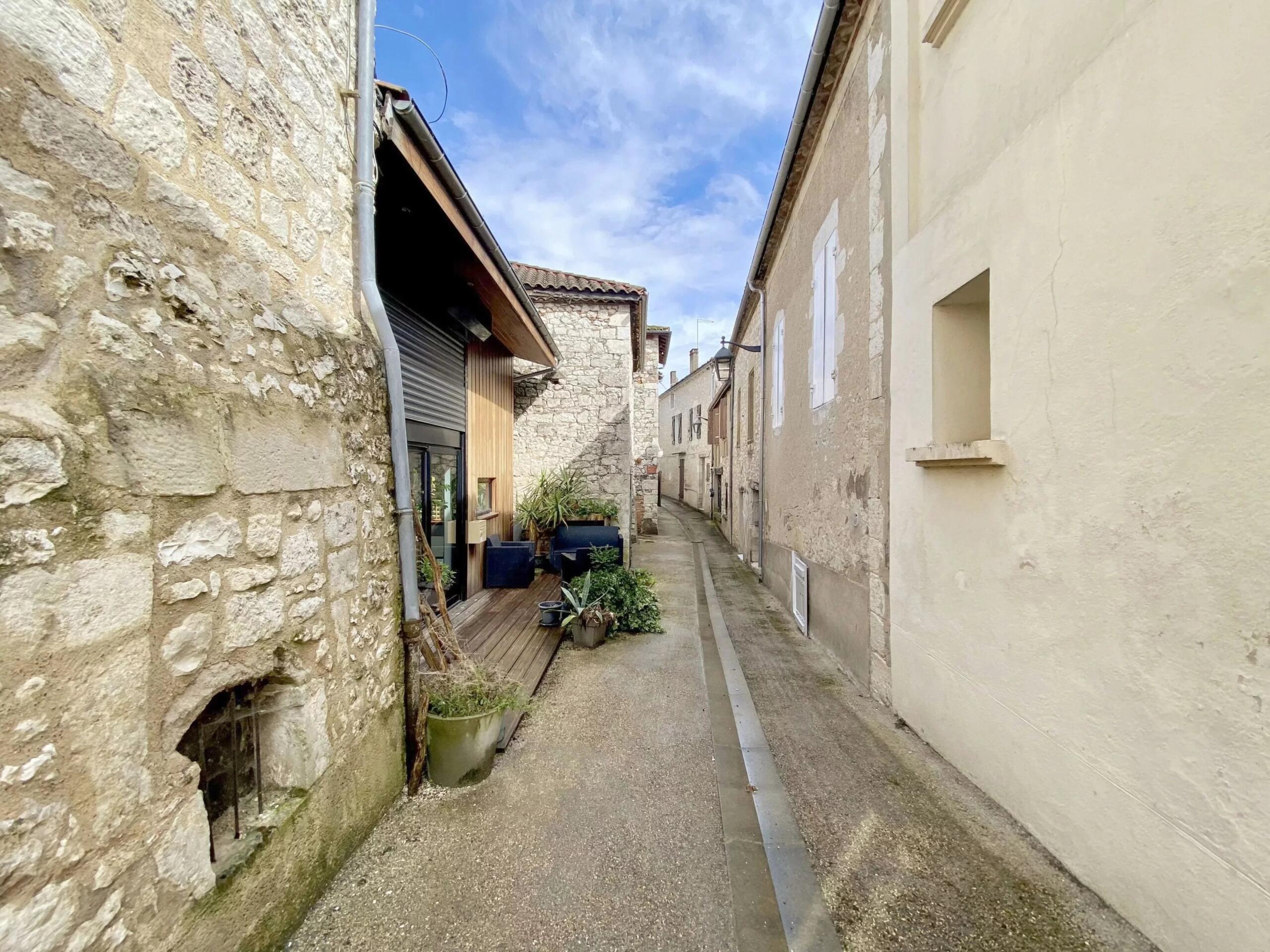 Charming stone house in the heart of Monflanquin, Aquitaine – France – BVI85883