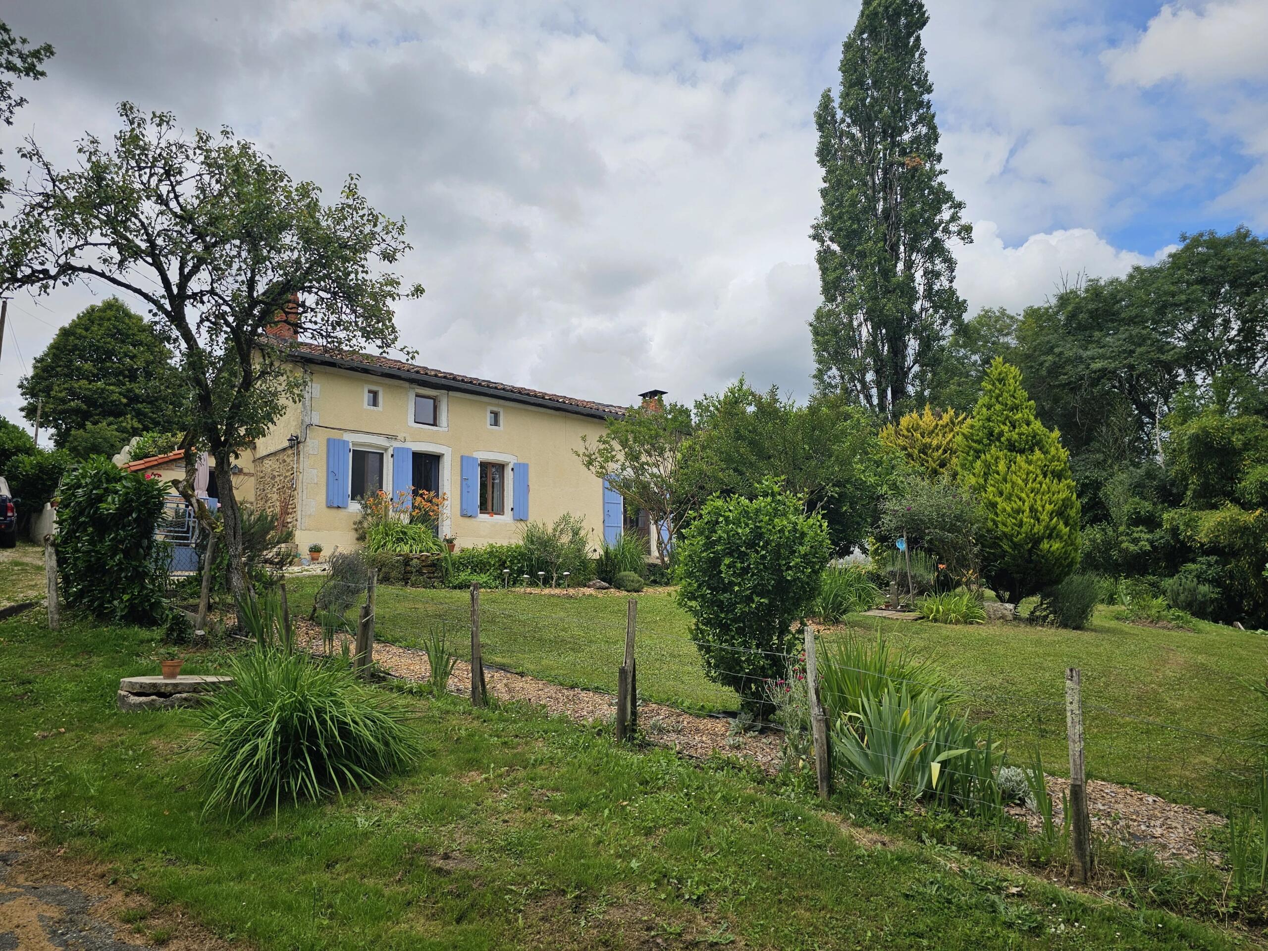 Cottage Retreat with Pool, Woodland and Peaceful Hamlet Setting, Poitou-Charentes – France – BVI76280