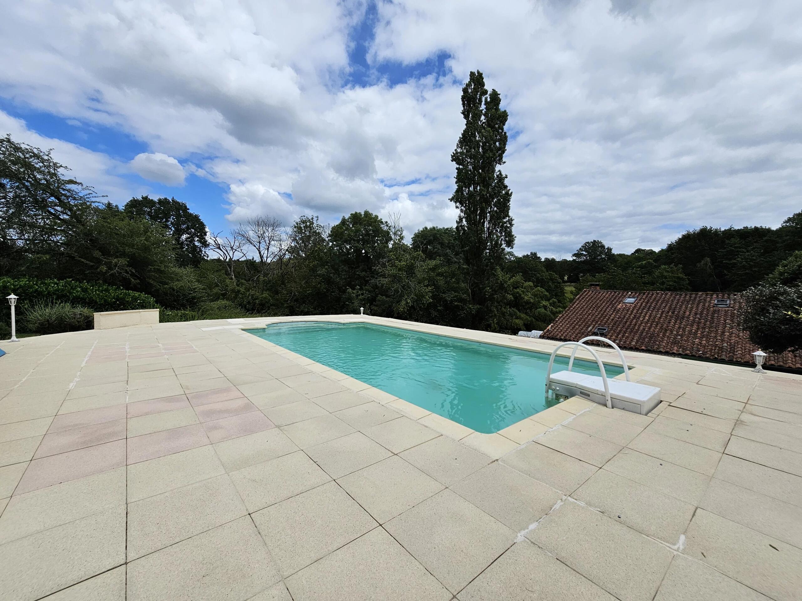 Cottage Retreat with Pool, Woodland and Peaceful Hamlet Setting, Poitou-Charentes – France – BVI76280