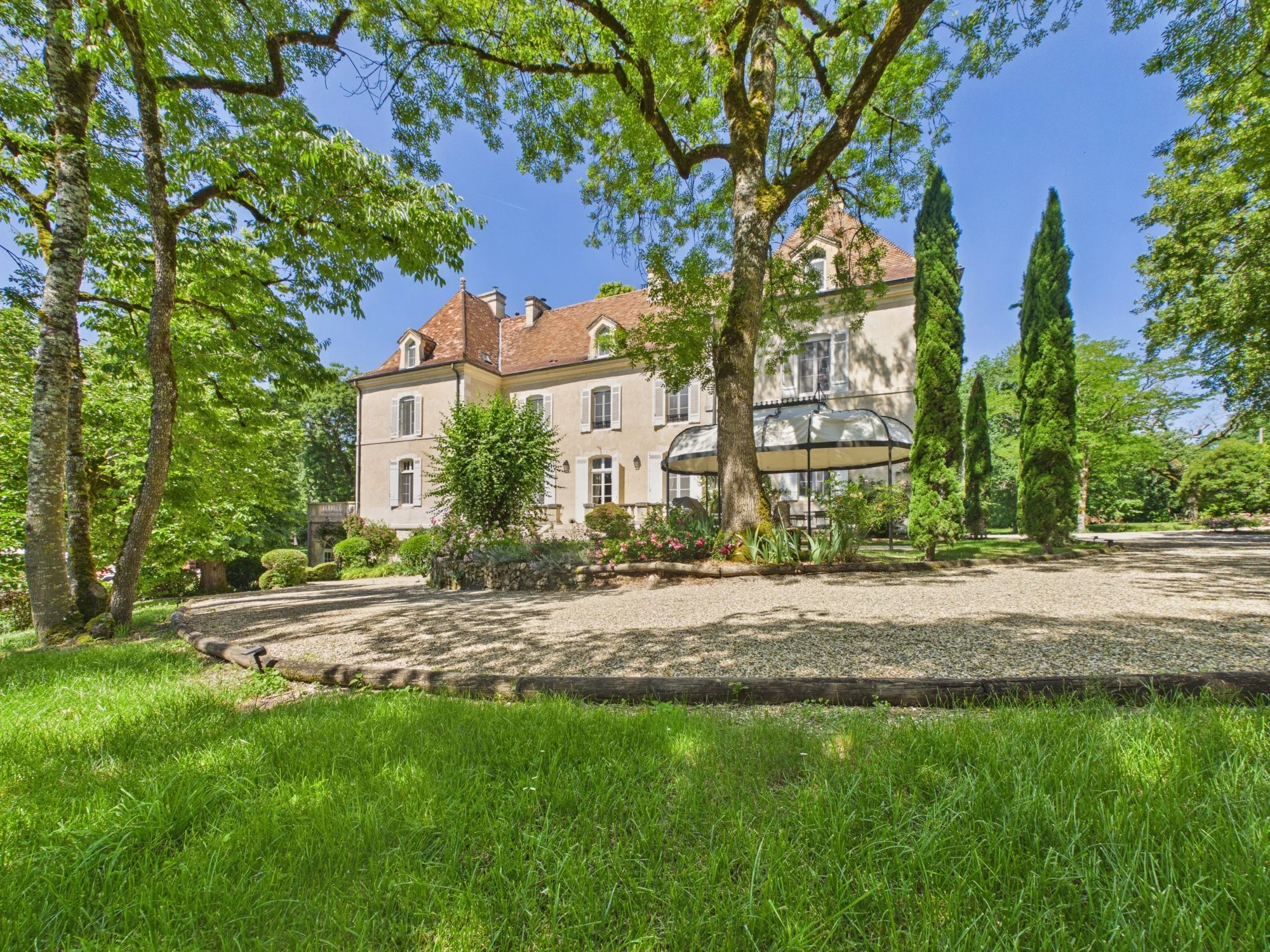 18th-century château, fully renovated to exacting standards and set in parkland gardens with a swimming pool and terraces, Aquitaine – France – BVI85074
