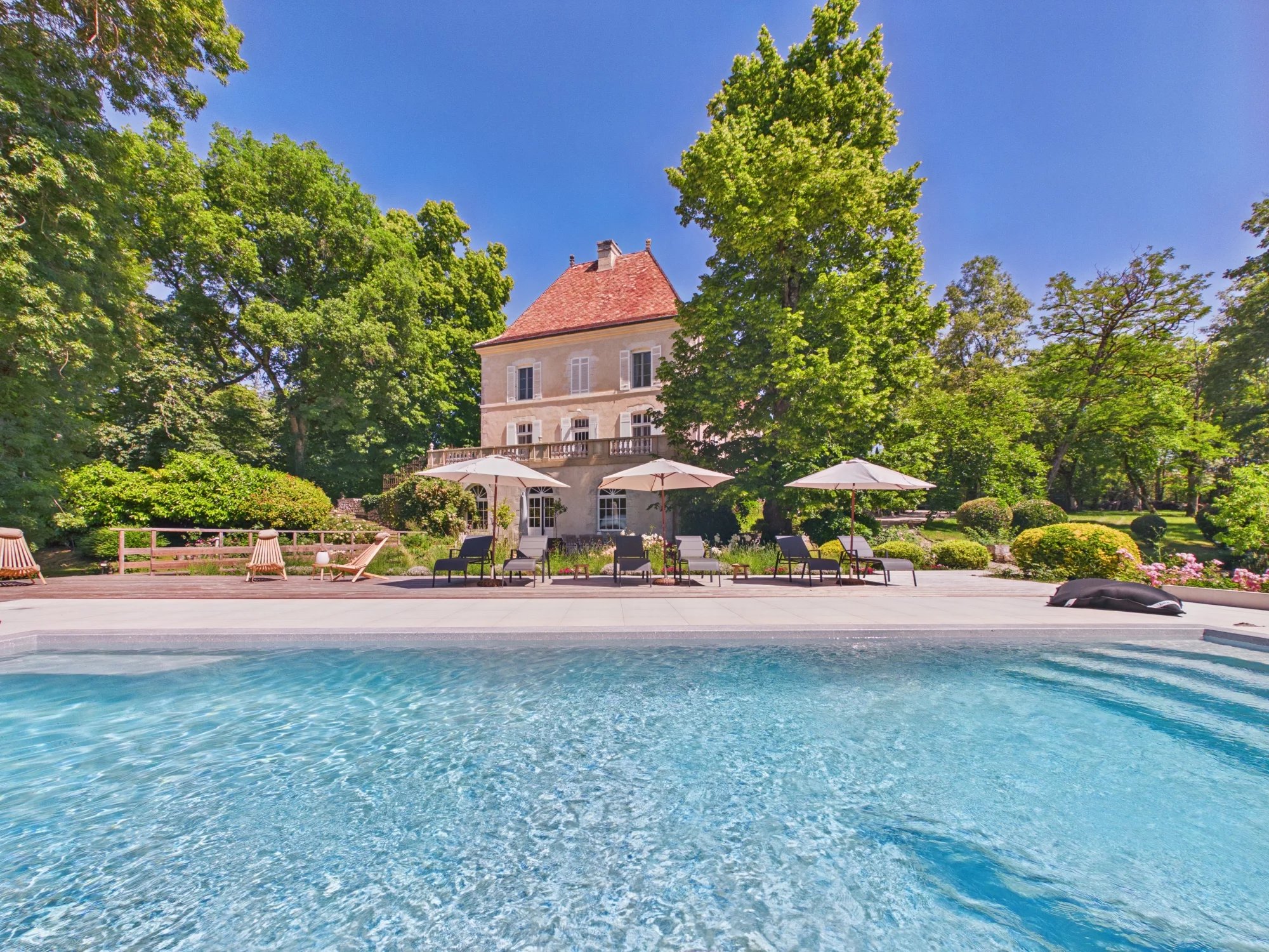 18th-century château, fully renovated to exacting standards and set in parkland gardens with a swimming pool and terraces, Aquitaine – France – BVI85074
