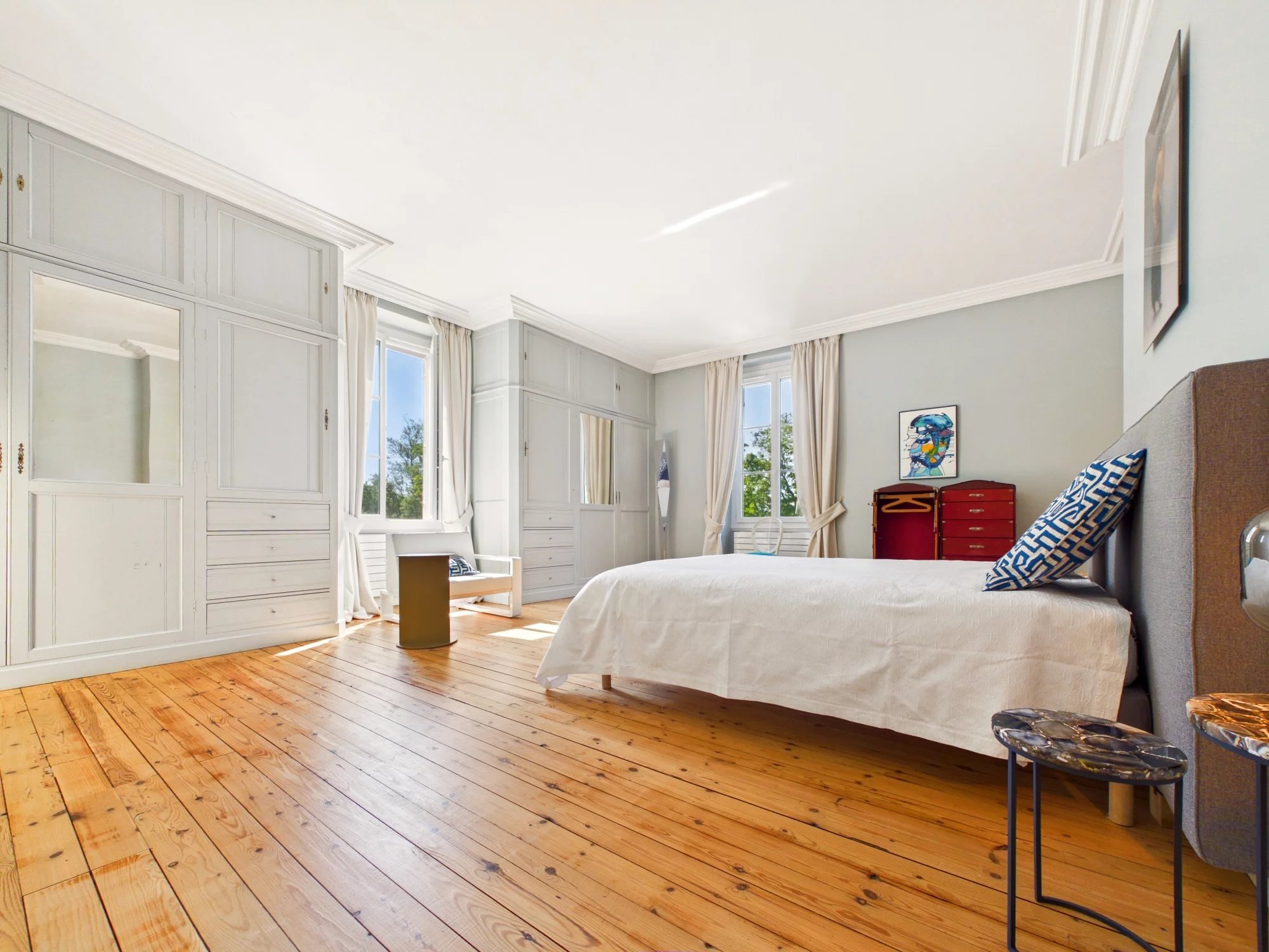 18th-century château, fully renovated to exacting standards and set in parkland gardens with a swimming pool and terraces, Aquitaine – France – BVI85074