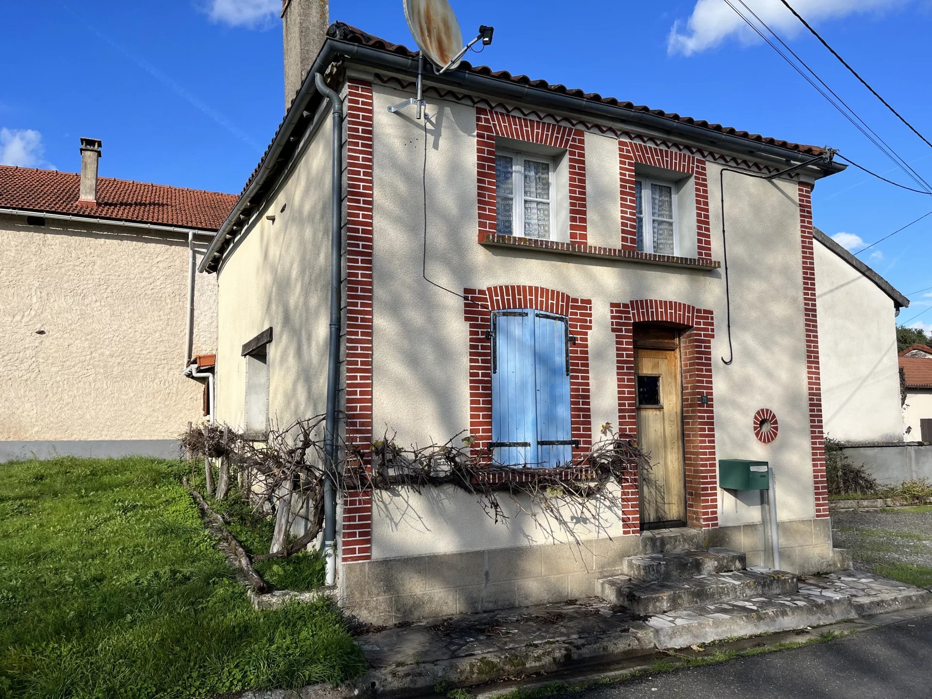 Traditional cottage in the heart of the countryside with barn and land, Limousin – France – BVI66974